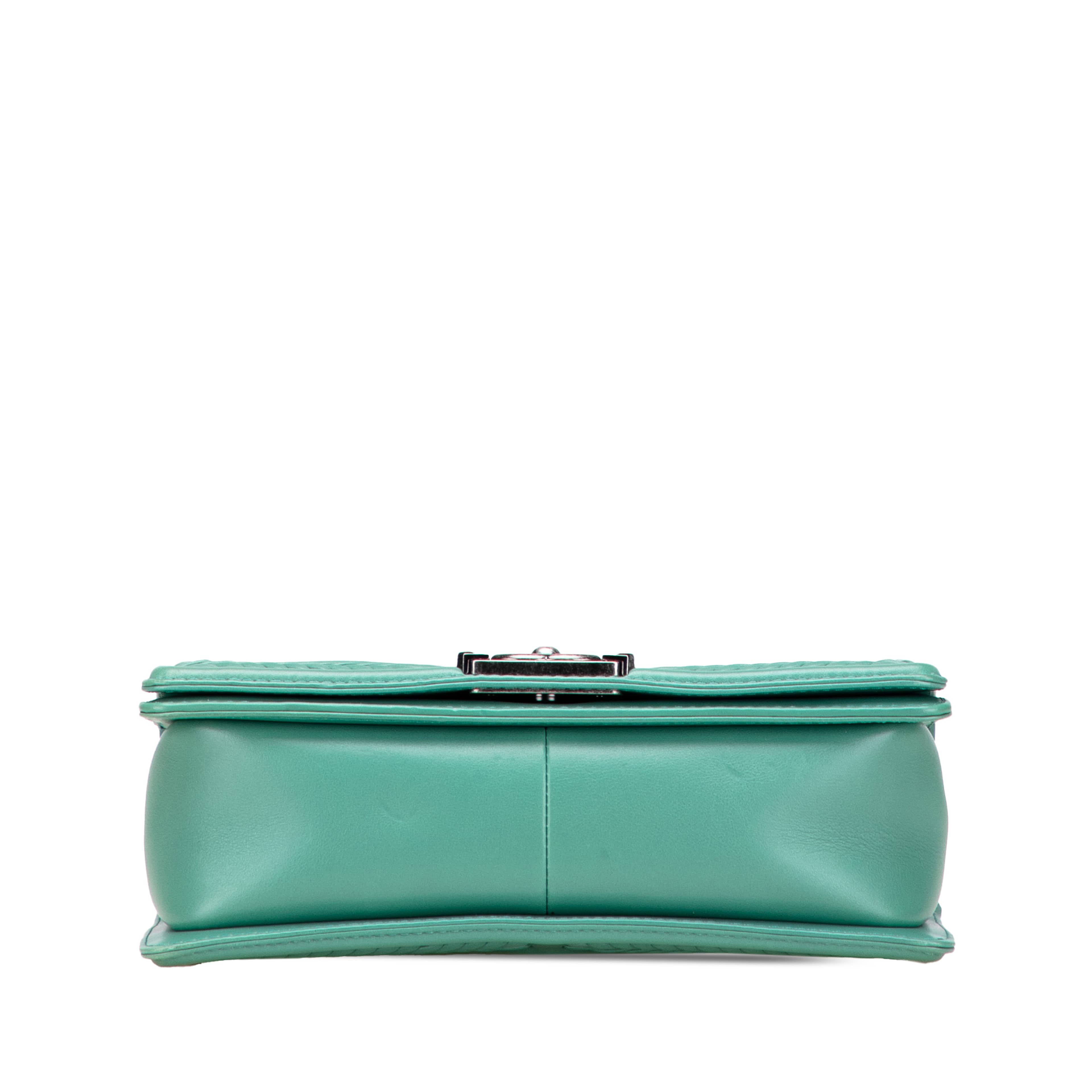 Chanel New Medium Braided Chevron Lambskin Boy Flap, från Luxclusif, i färgen green. Klicka för att öppna bilden i stort format