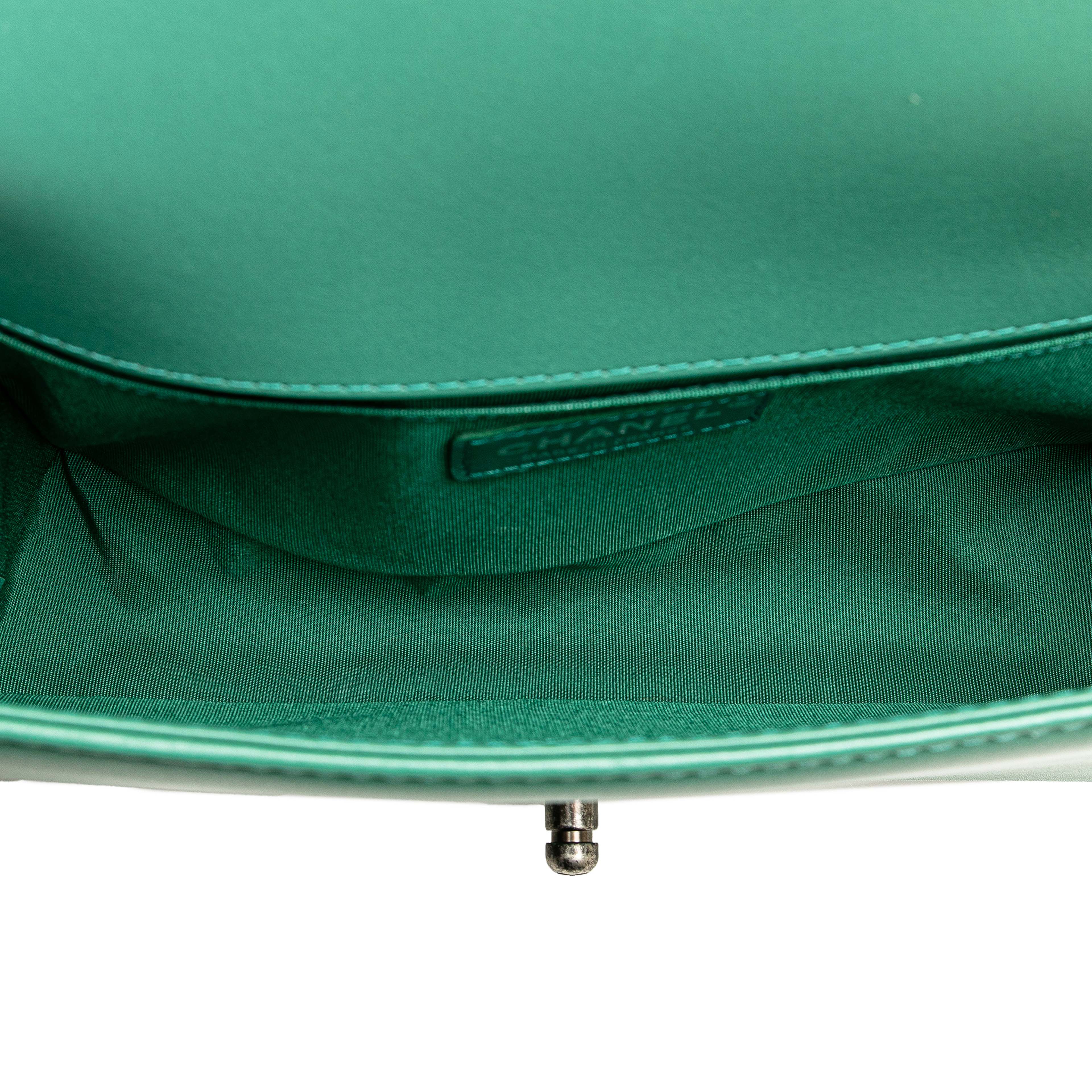 Chanel New Medium Braided Chevron Lambskin Boy Flap, från Luxclusif, i färgen green. Klicka för att öppna bilden i stort format