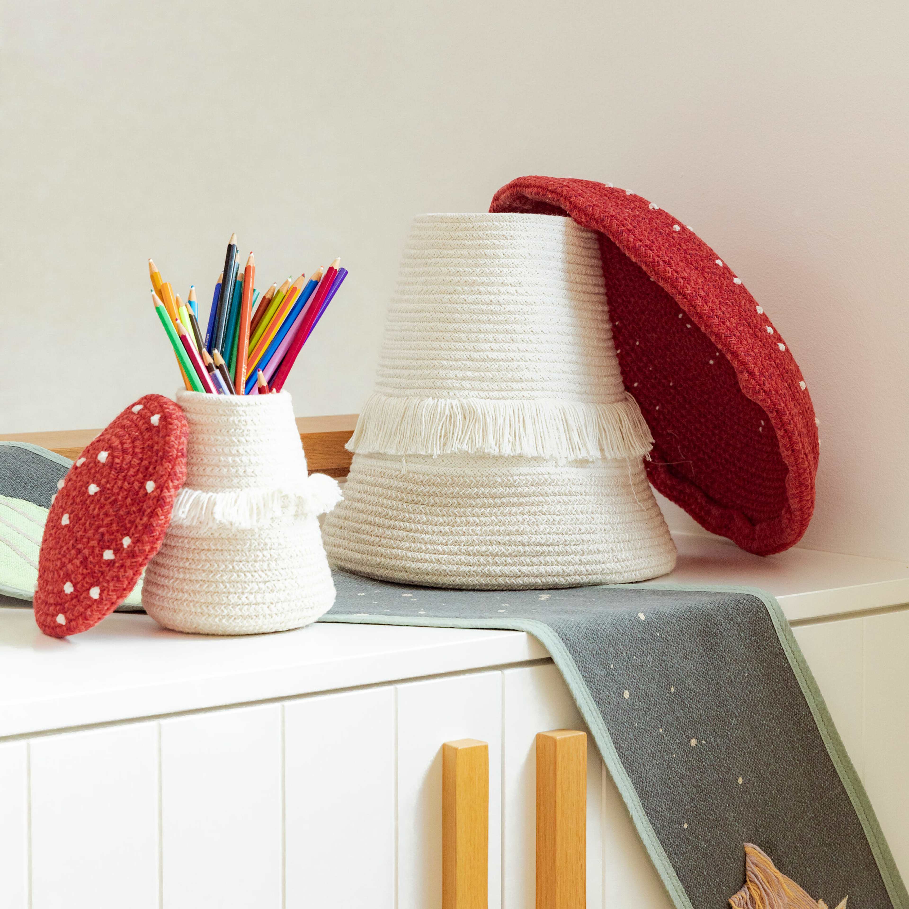 Korgsvamp, från LORENA CANALS, i färgen röd, ny terrakotta, aubergine, vintageröd. Klicka för att öppna bilden i stort format