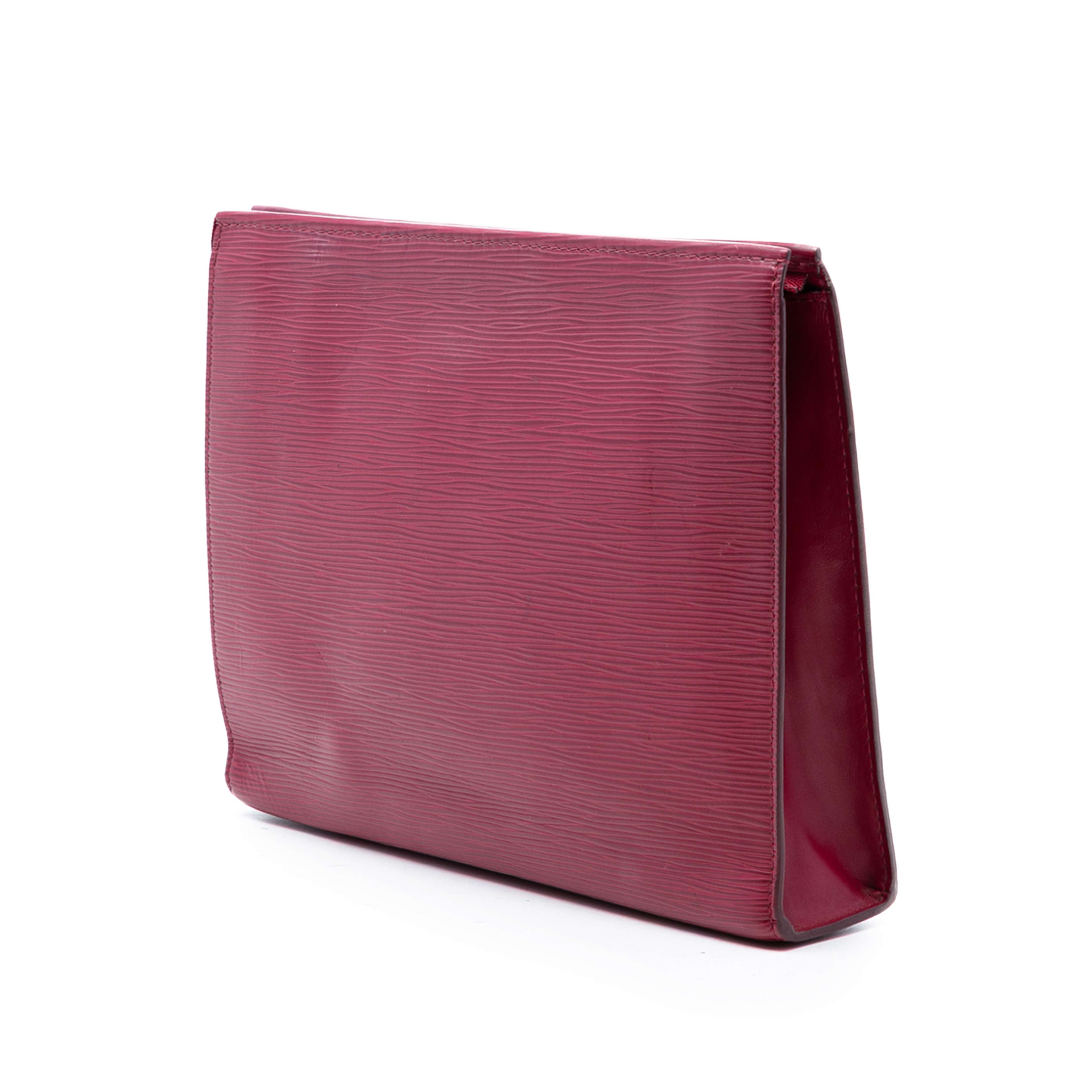 Louis Vuitton Epi Toiletry Pouch 26, från Luxclusif, i färgen dark pink. Klicka för att öppna bilden i stort format