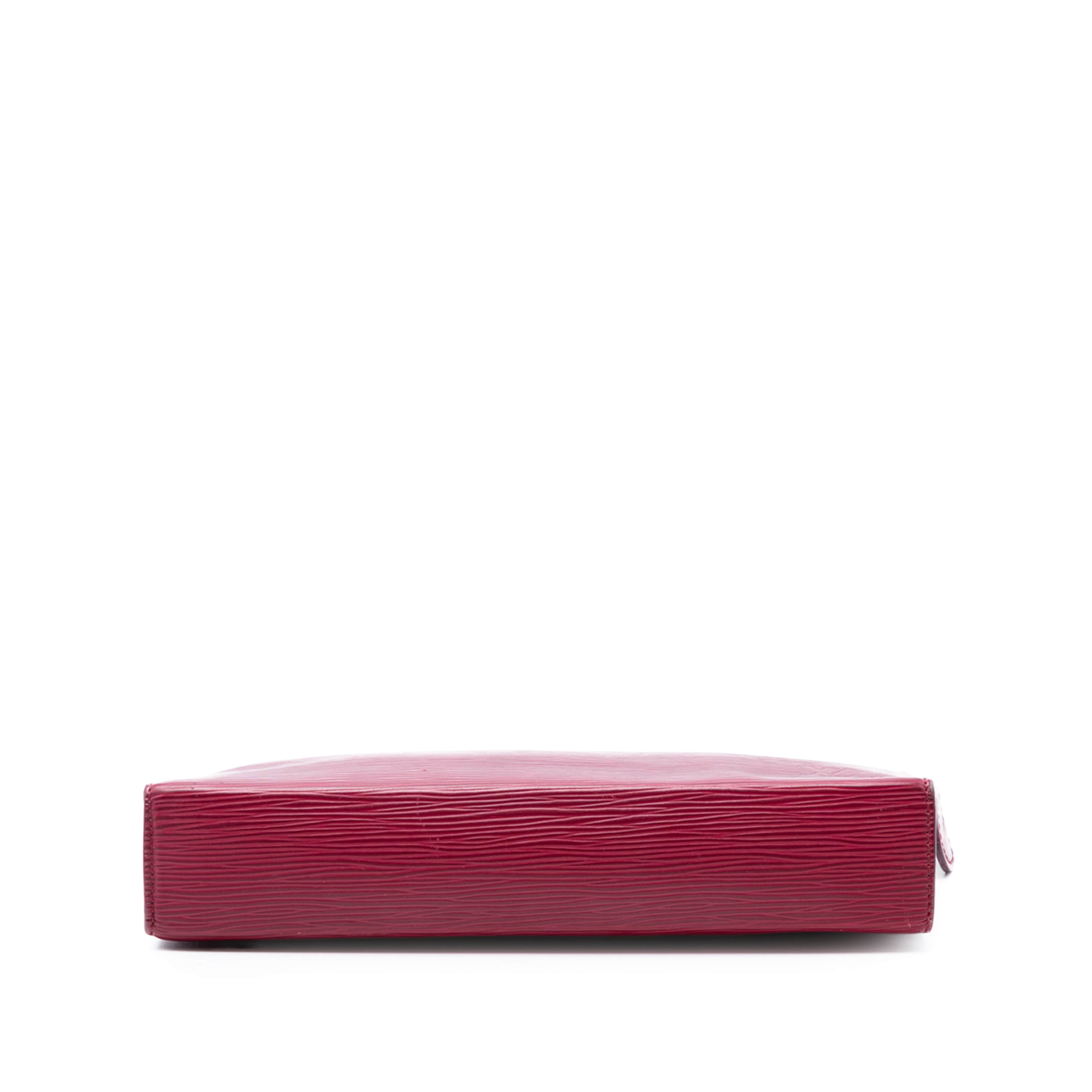 Louis Vuitton Epi Toiletry Pouch 26, från Luxclusif, i färgen dark pink. Klicka för att öppna bilden i stort format