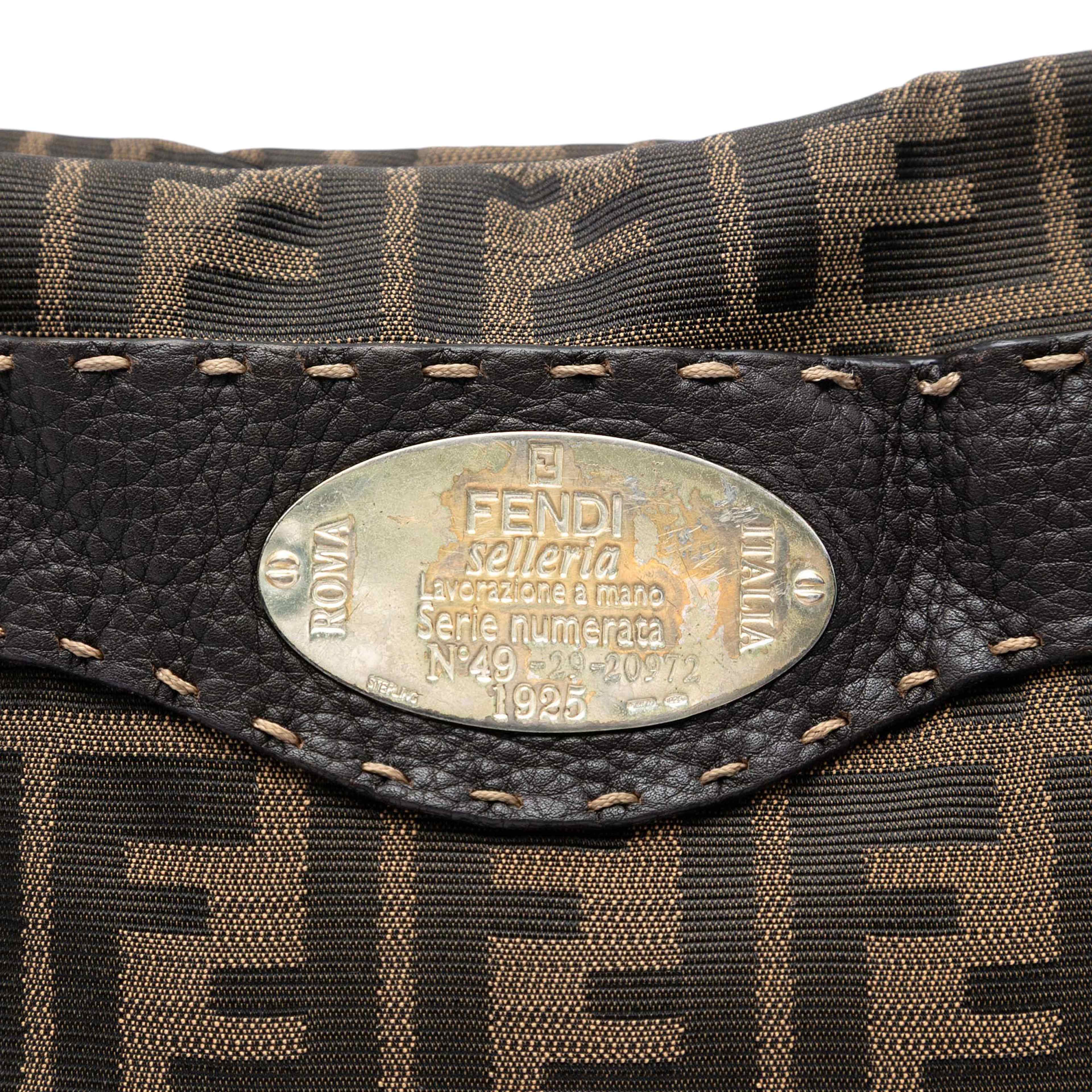 Fendi Zucca Canvas Selleria Crossbody, från Luxclusif, i färgen brun. Klicka för att öppna bilden i stort format