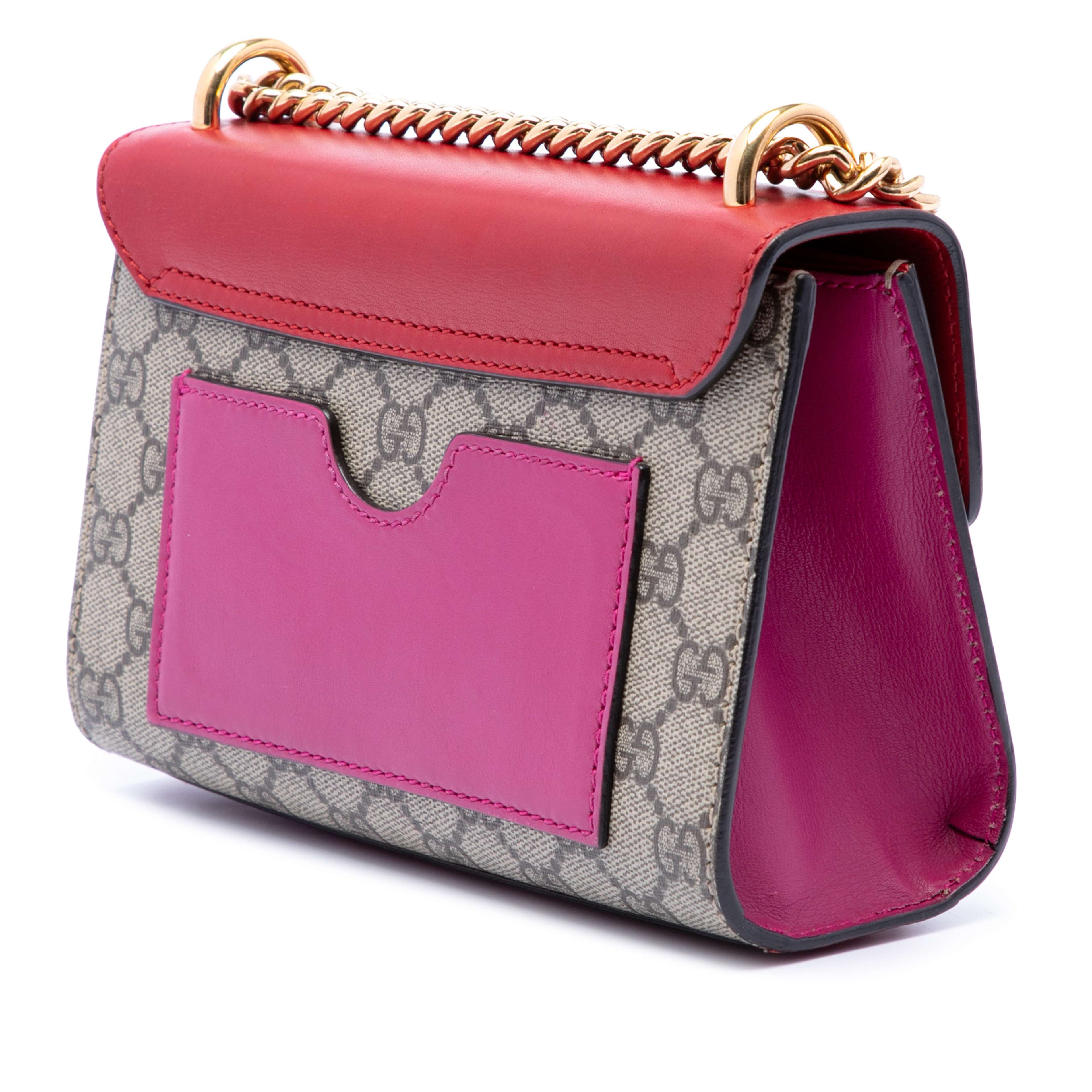 Gucci Small Gg Supreme Padlock Crossbody, från Luxclusif, i färgen beige. Klicka för att öppna bilden i stort format