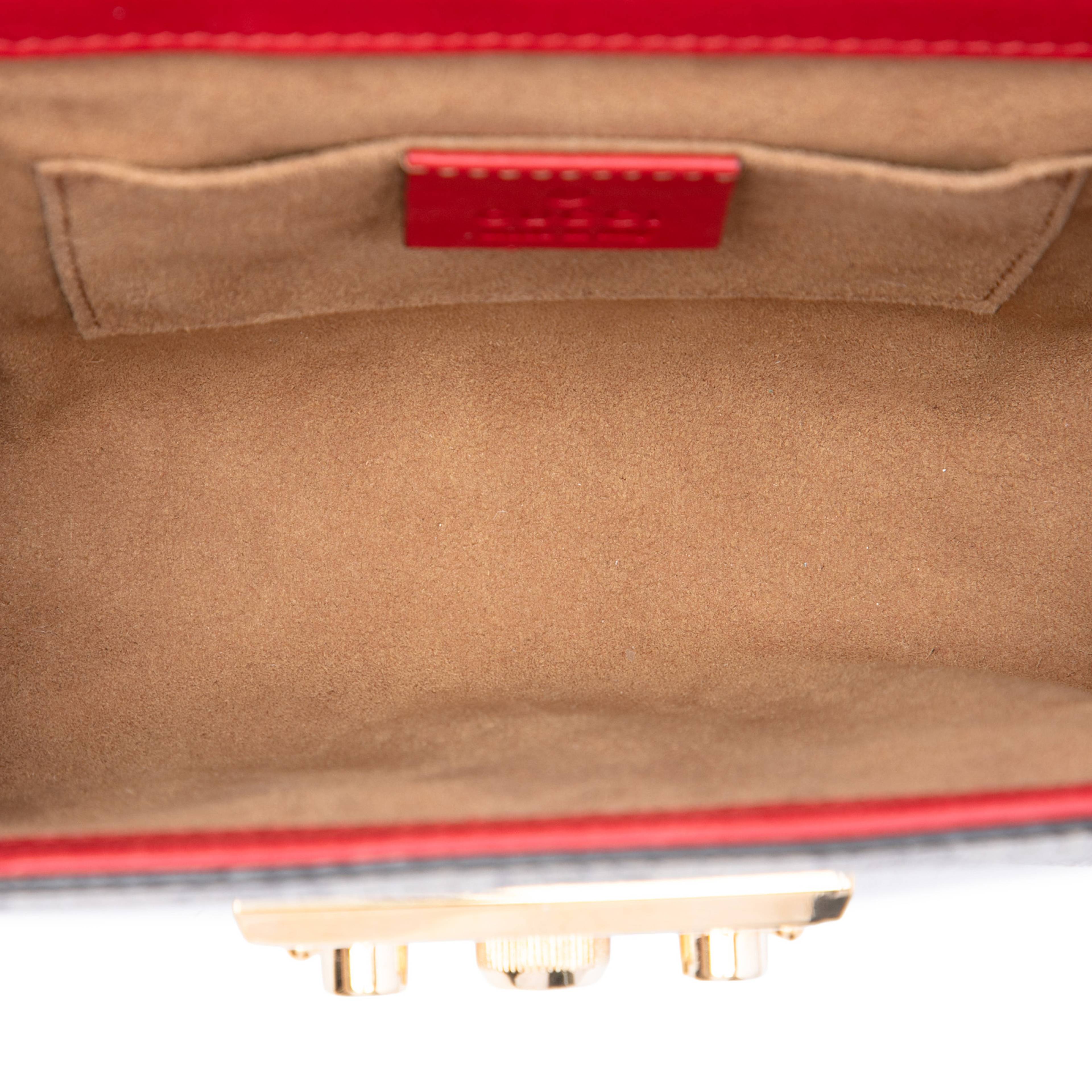 Gucci Small Gg Supreme Padlock Crossbody, från Luxclusif, i färgen beige. Klicka för att öppna bilden i stort format