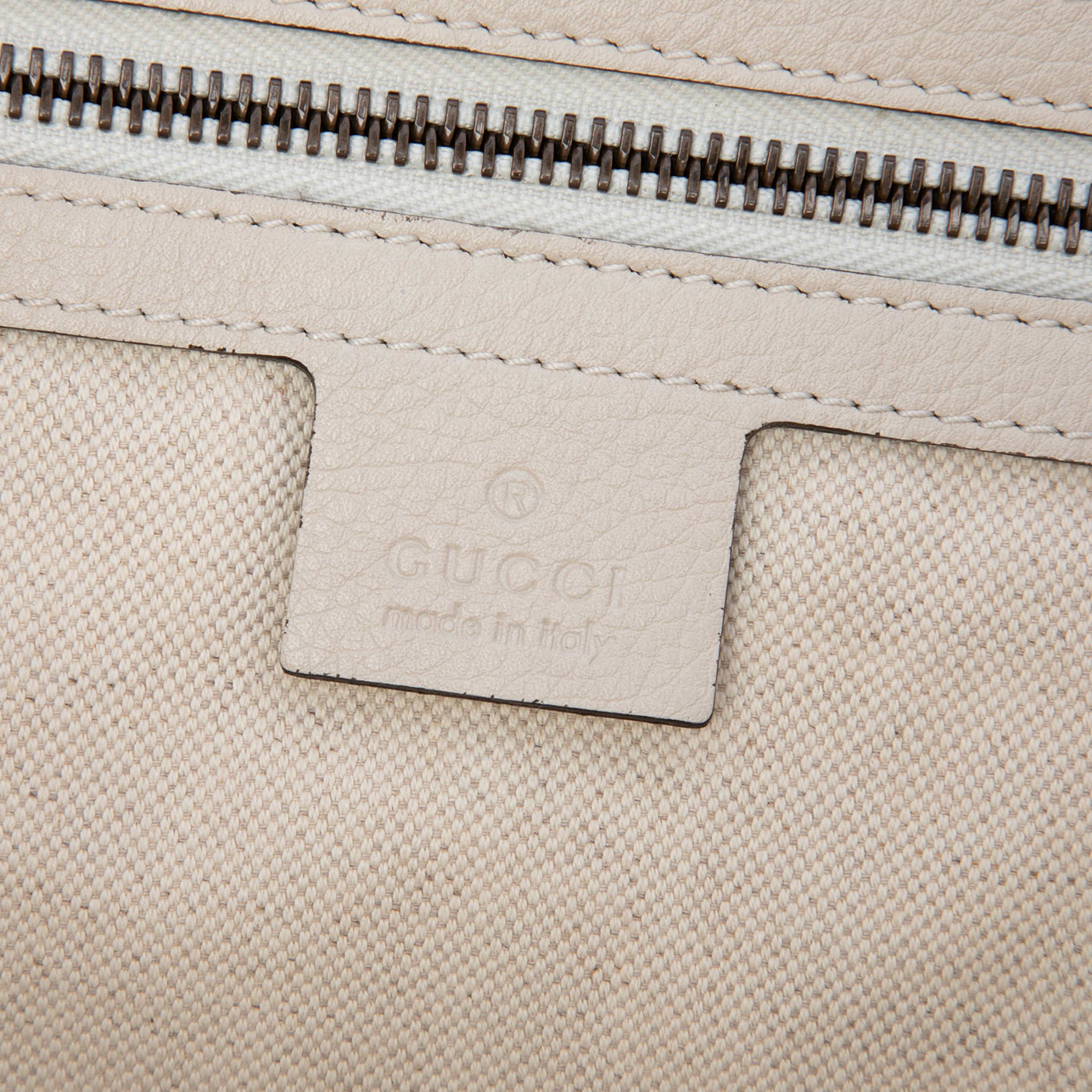 Gucci Grained Calfskin Logo Half Moon Crossbody, från Luxclusif, i färgen vit. Klicka för att öppna bilden i stort format
