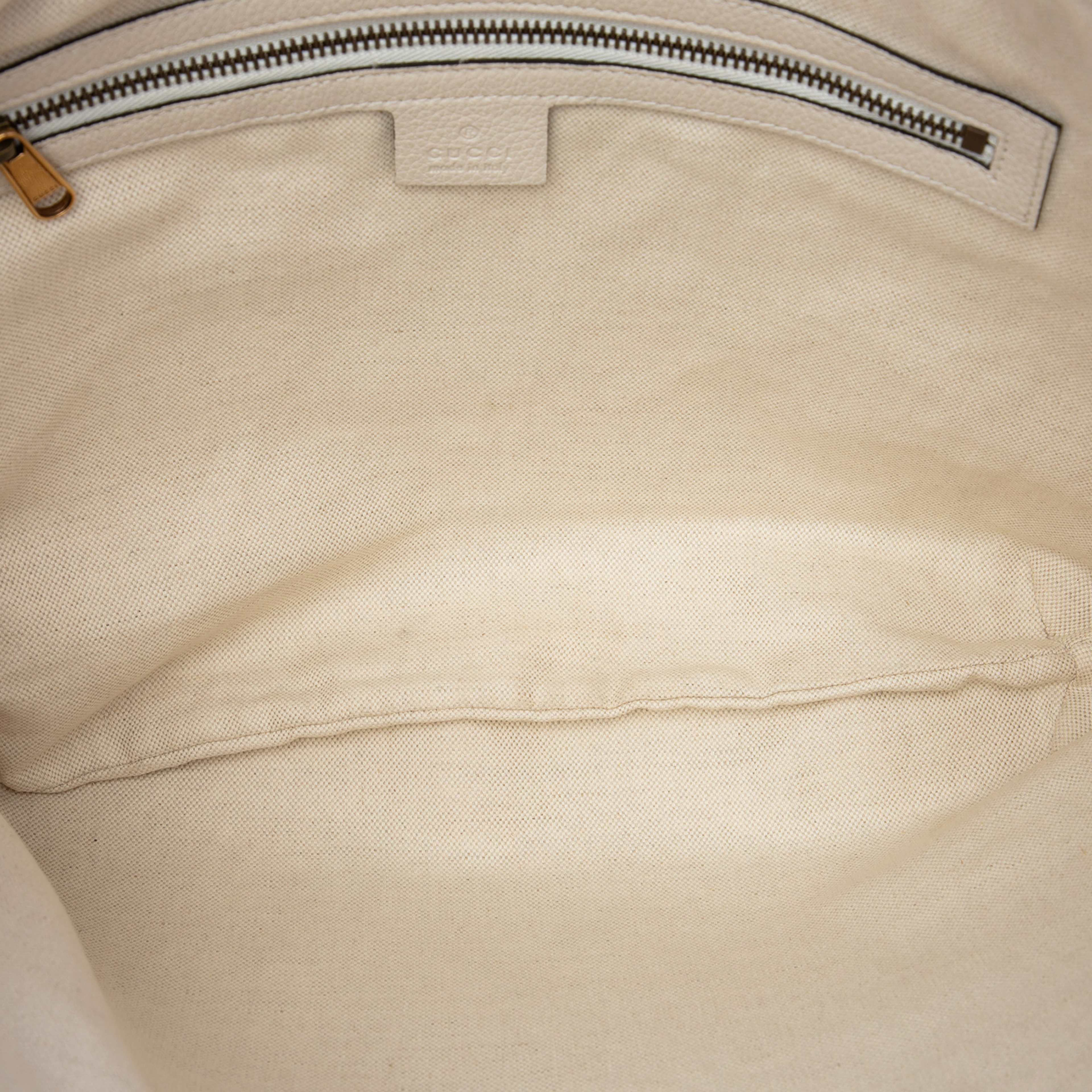 Gucci Grained Calfskin Logo Half Moon Crossbody, från Luxclusif, i färgen vit. Klicka för att öppna bilden i stort format