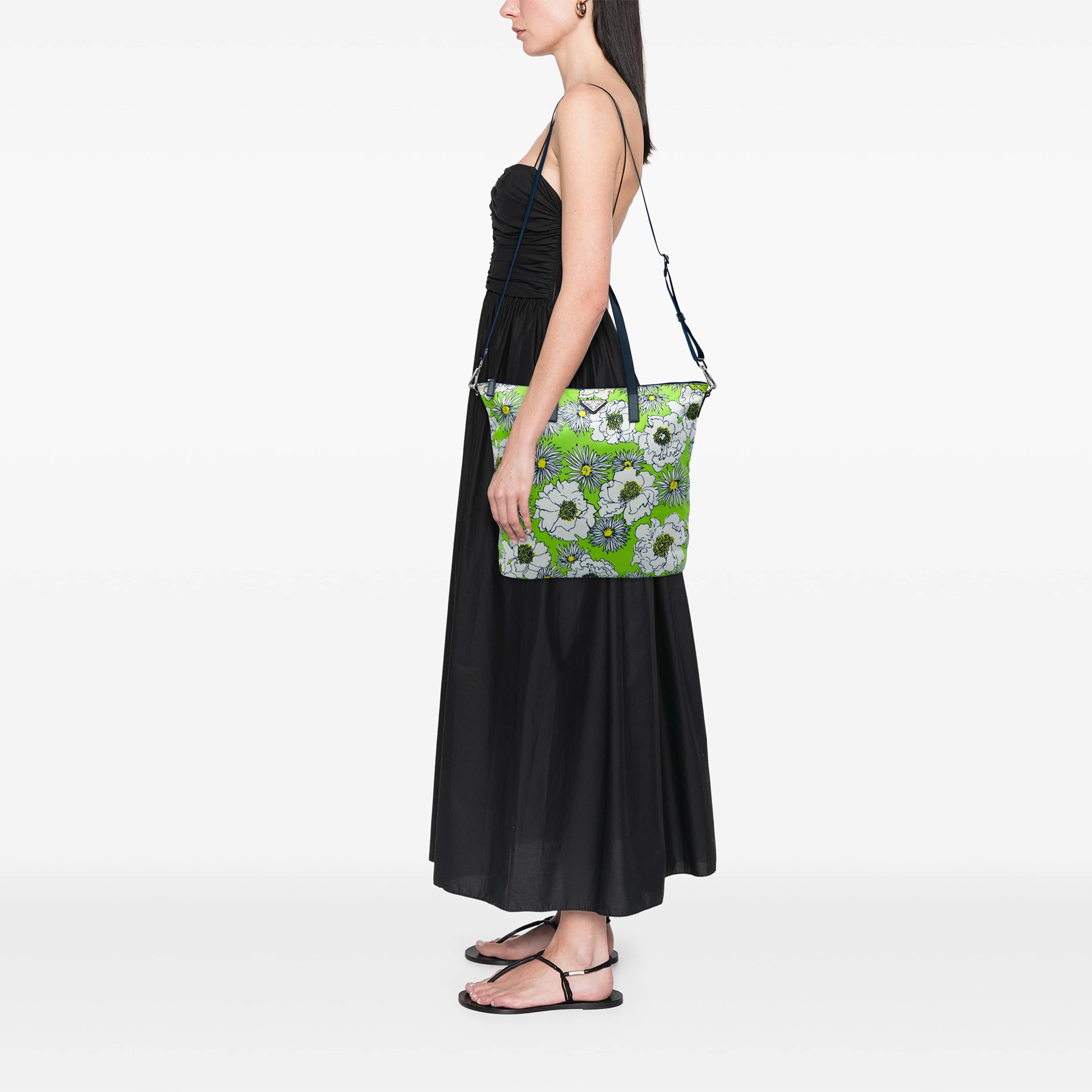 Prada Tessuto Stampato Satchel, från Luxclusif, i färgen grön. Klicka för att öppna bilden i stort format