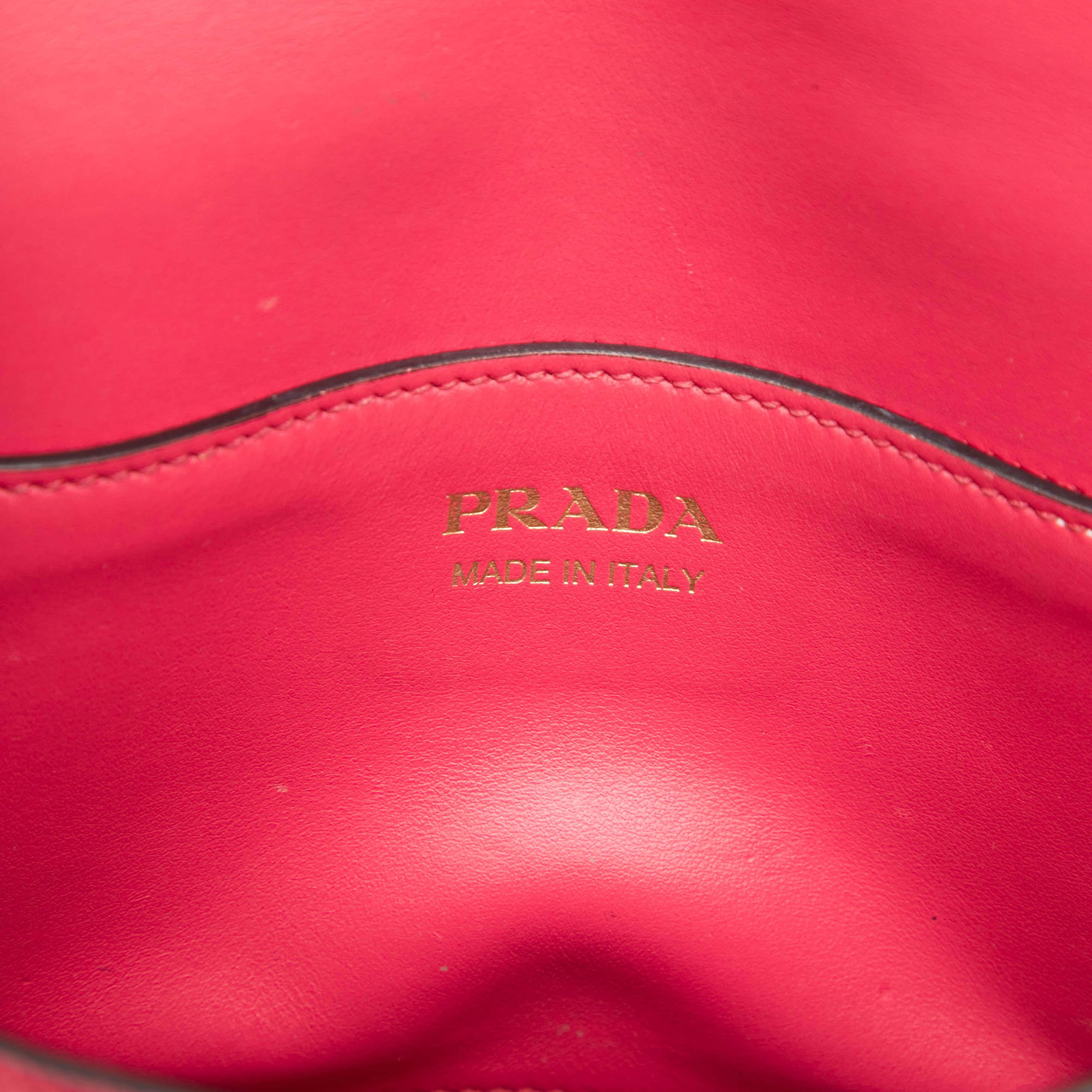 Prada Saffiano Cuir Monochrome Envelope Crossbody, från Luxclusif, i färgen pink. Klicka för att öppna bilden i stort format