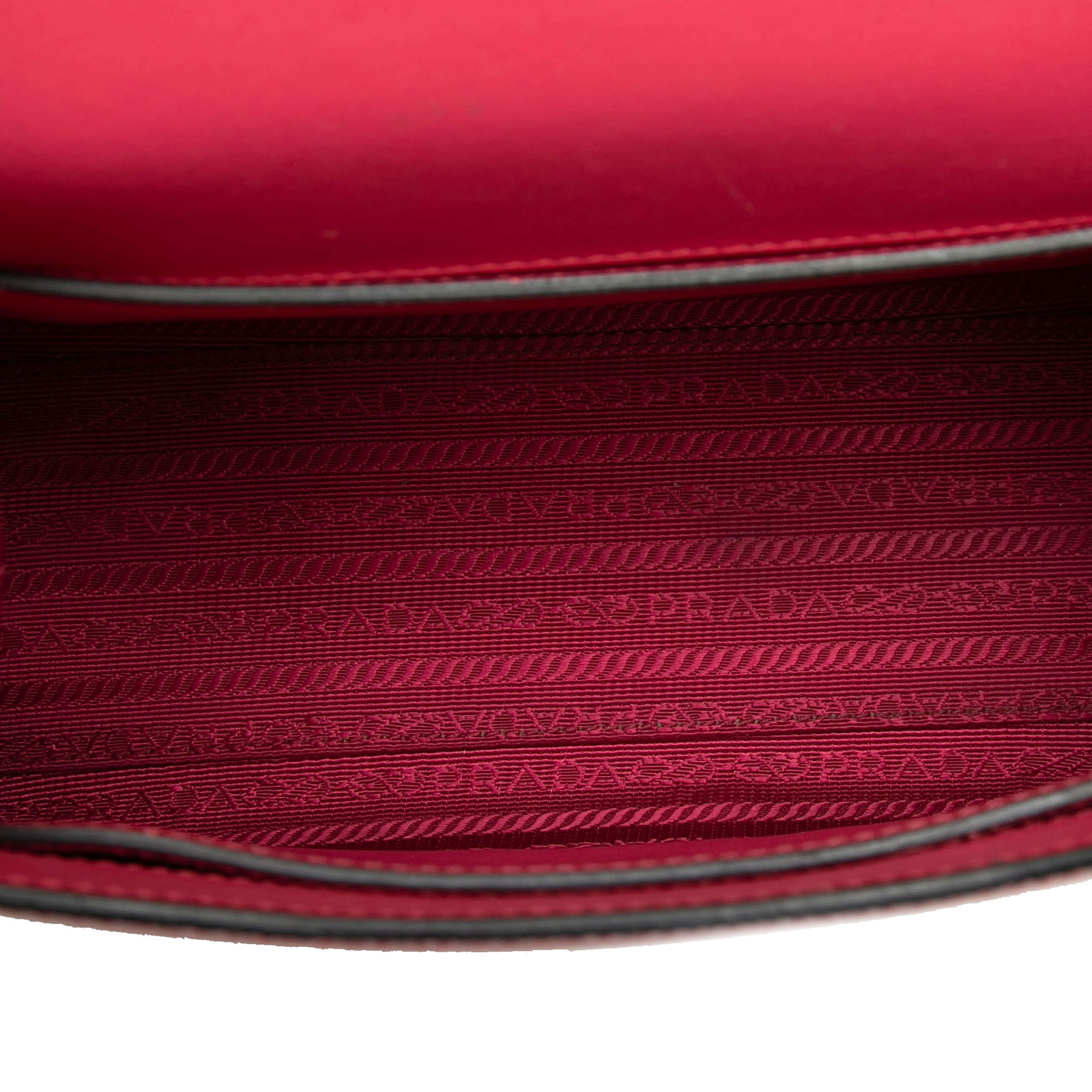 Prada Saffiano Cuir Monochrome Envelope Crossbody, från Luxclusif, i färgen pink. Klicka för att öppna bilden i stort format