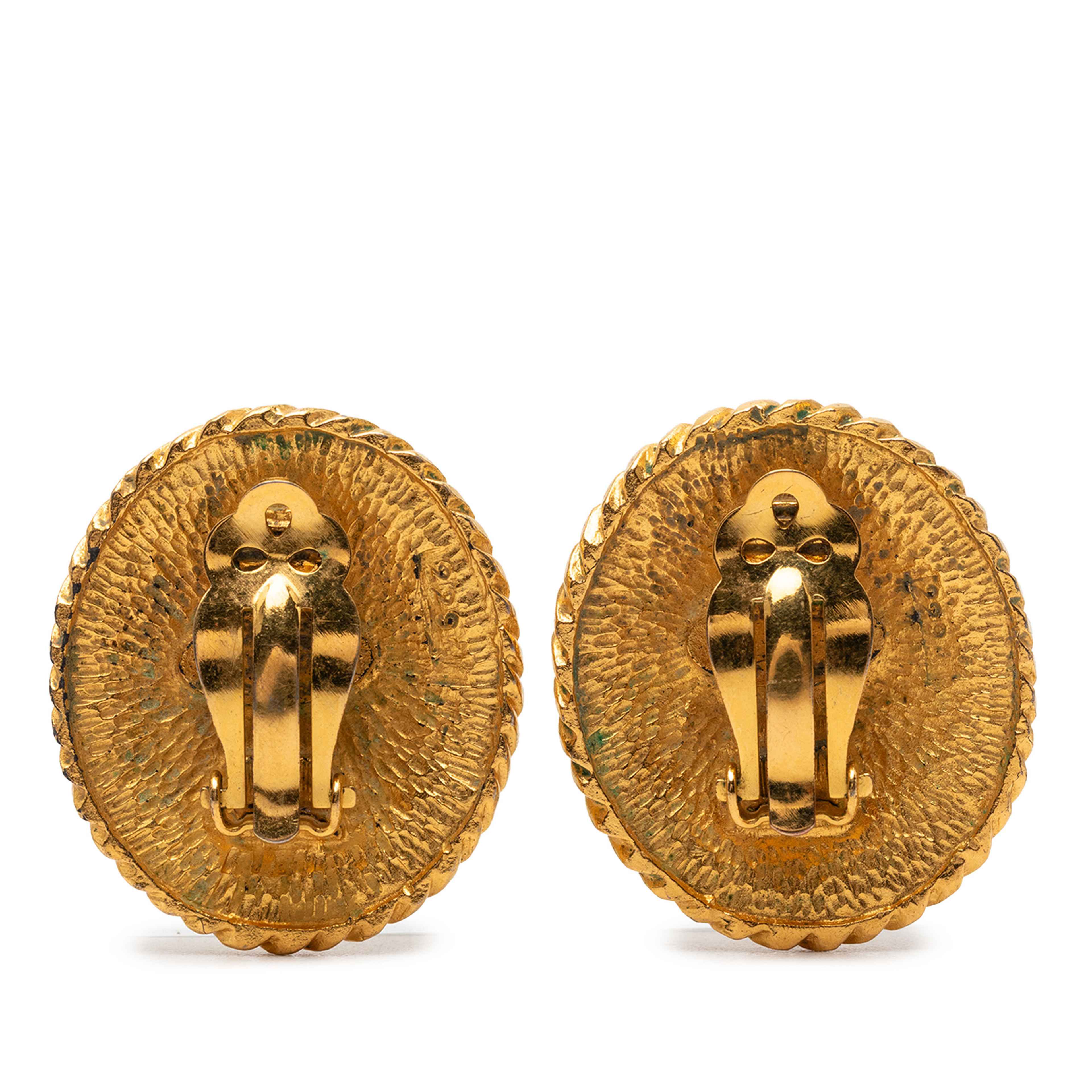 Chanel Gold Plated Horse Medallion Clip On Earrings, från Luxclusif, i färgen gold. Klicka för att öppna bilden i stort format
