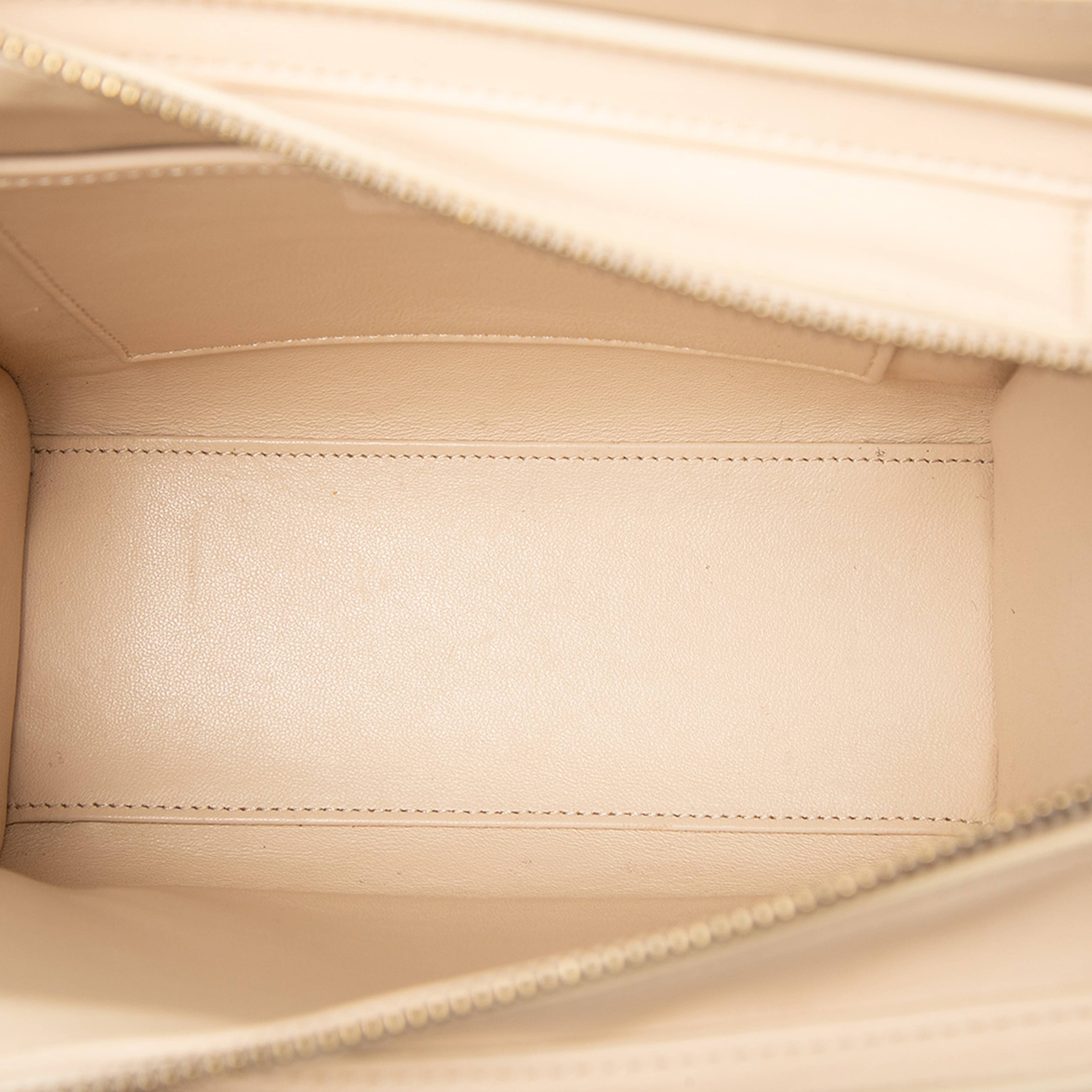 Celine Nano Leather Luggage Tote, från Luxclusif, i färgen beige. Klicka för att öppna bilden i stort format