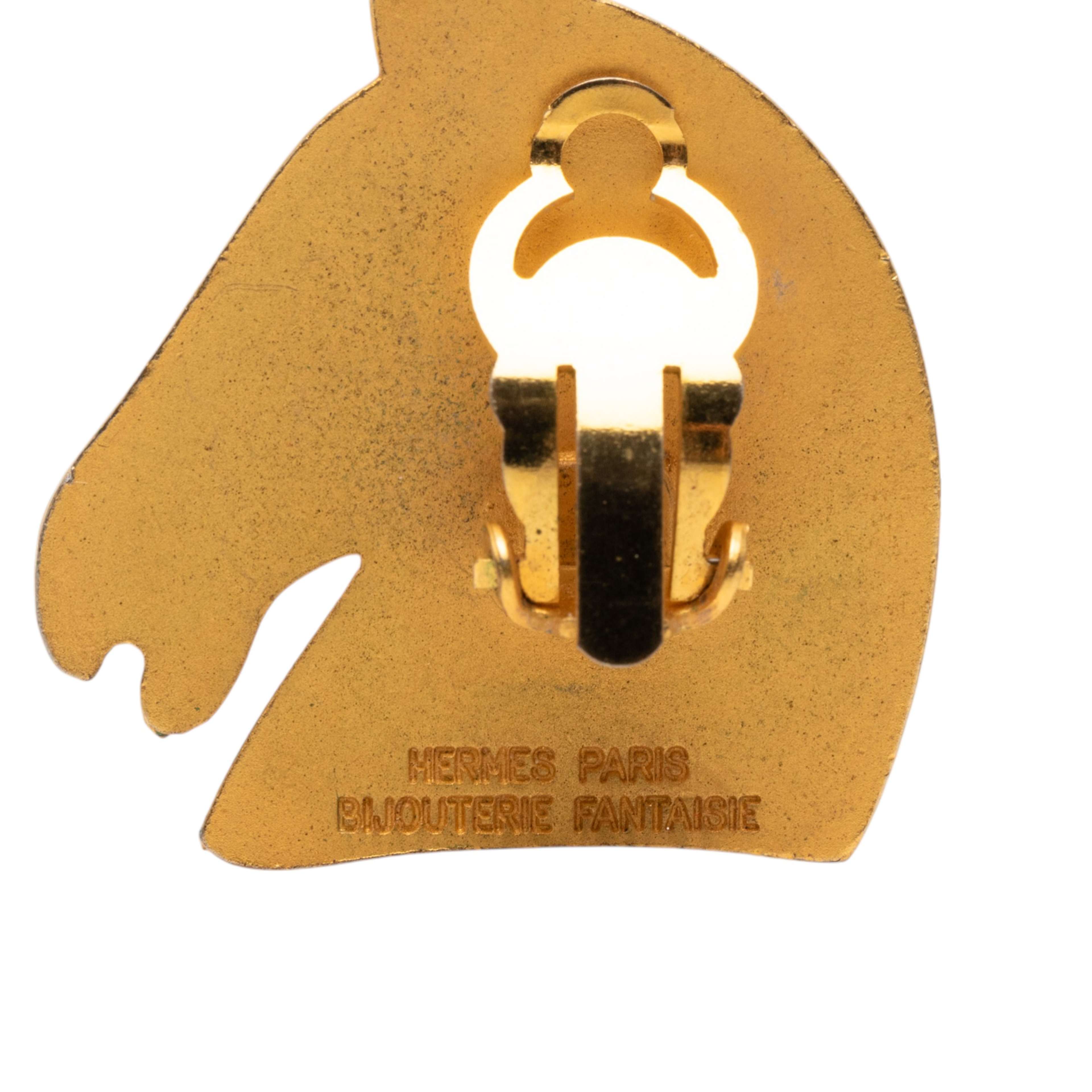 Hermès Gold Plated Bijouterie Fantaisie Horse Head Clip On Earrings, från Luxclusif, i färgen gold. Klicka för att öppna bilden i stort format