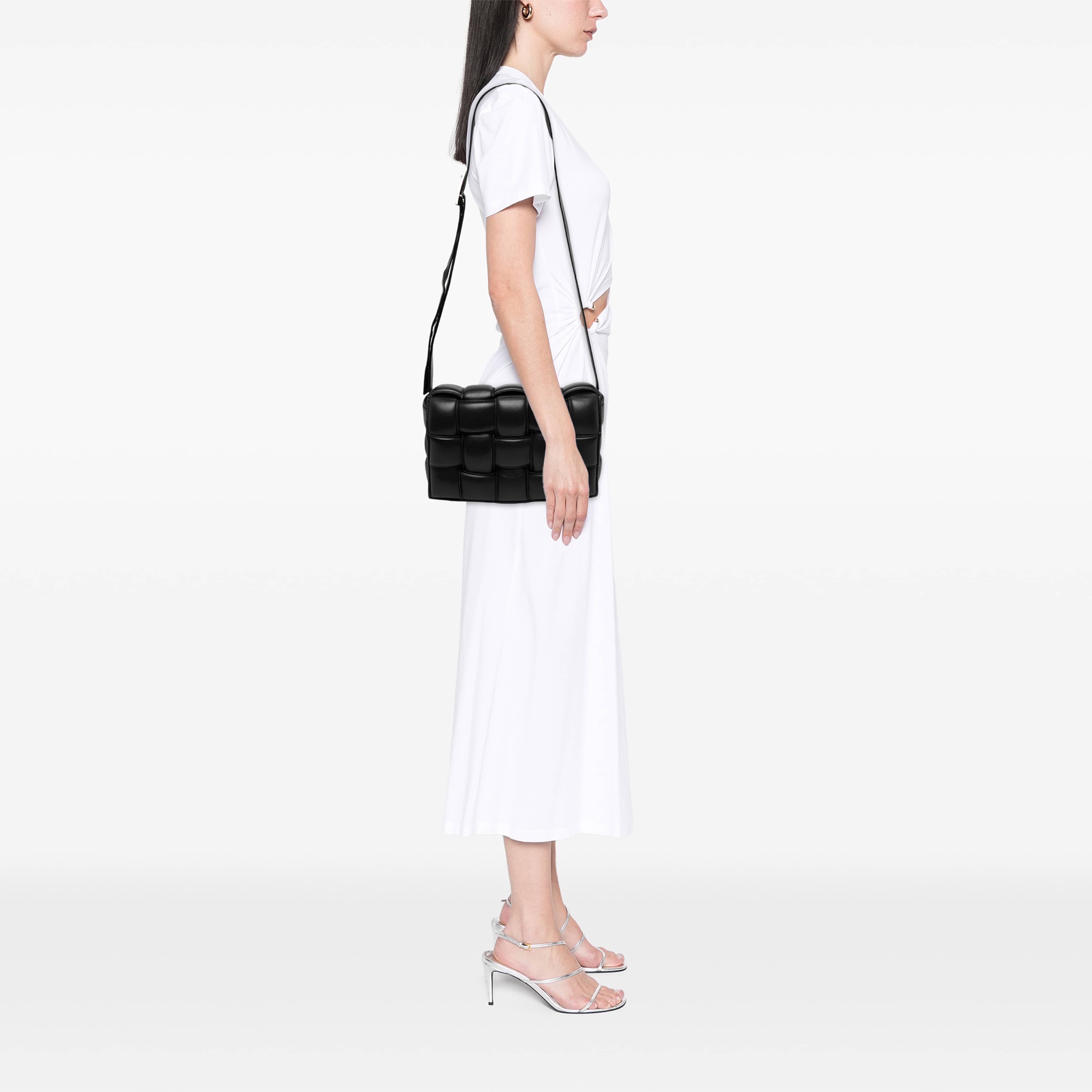 Bottega Veneta Nappa Intrecciato Padded Cassette Crossbody, från Luxclusif, i färgen svart. Klicka för att öppna bilden i stort format