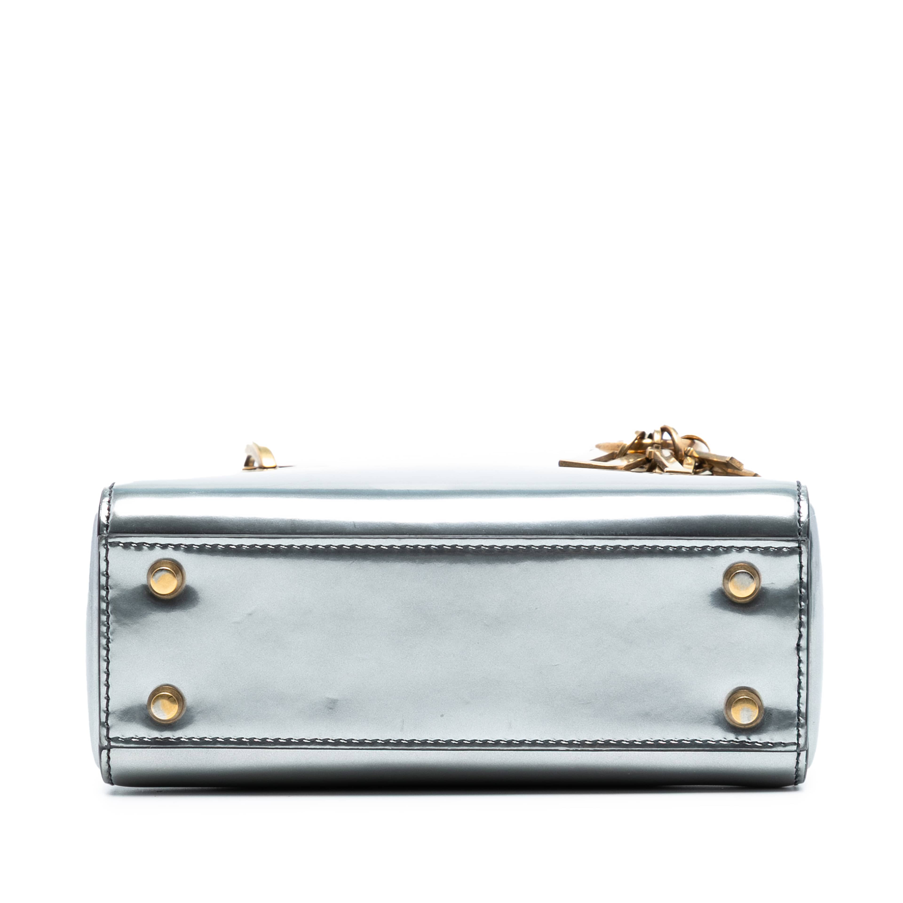 Dior Mini Metallic Patent Lady Dior, från Luxclusif, i färgen silver. Klicka för att öppna bilden i stort format