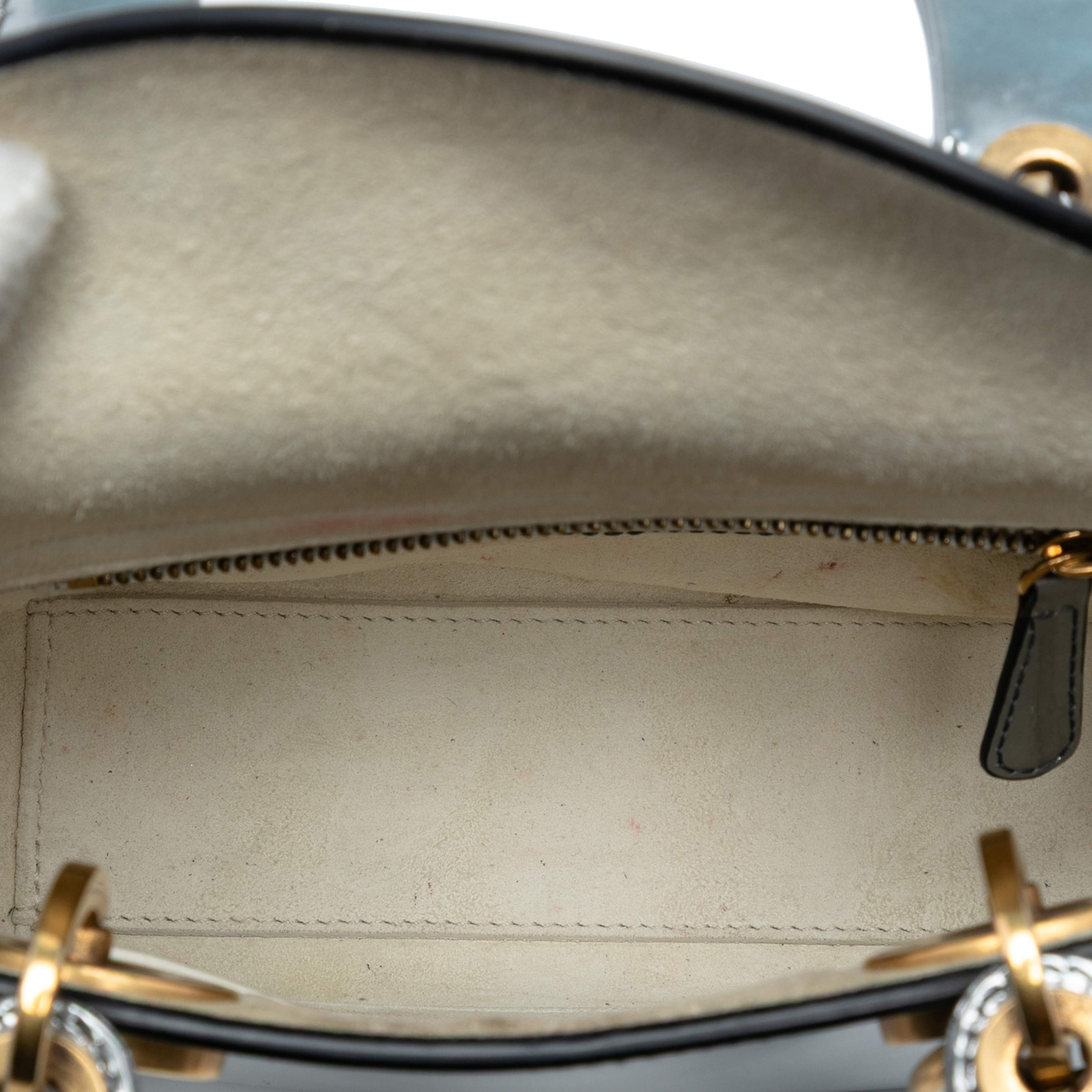 Dior Mini Metallic Patent Lady Dior, från Luxclusif, i färgen silver. Klicka för att öppna bilden i stort format