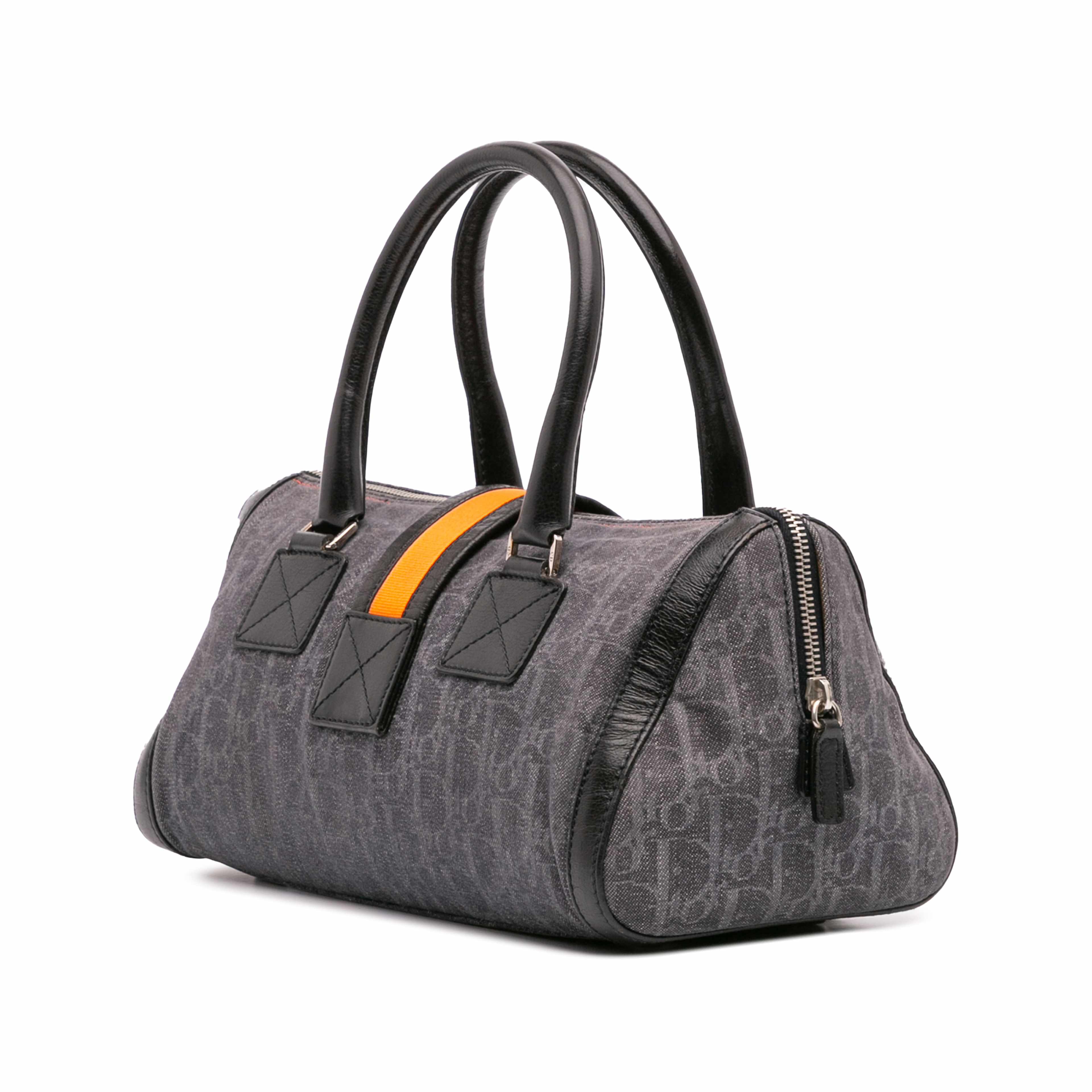 Dior Diorissimo Trotter Denim Flight Boston Bag, från Luxclusif, i färgen blå. Klicka för att öppna bilden i stort format
