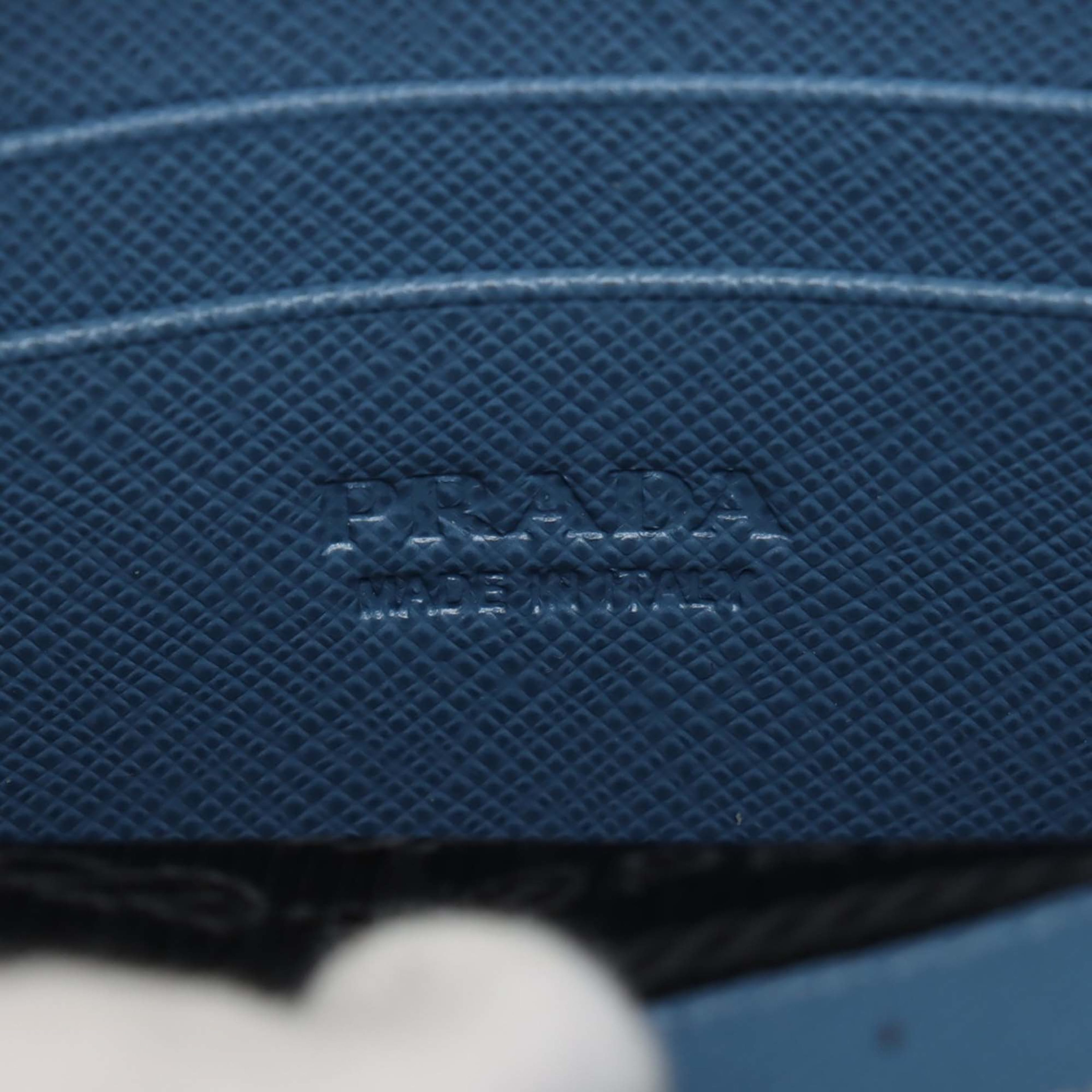Prada Saffiano Smartphone Case, från Luxclusif, i färgen blue. Klicka för att öppna bilden i stort format