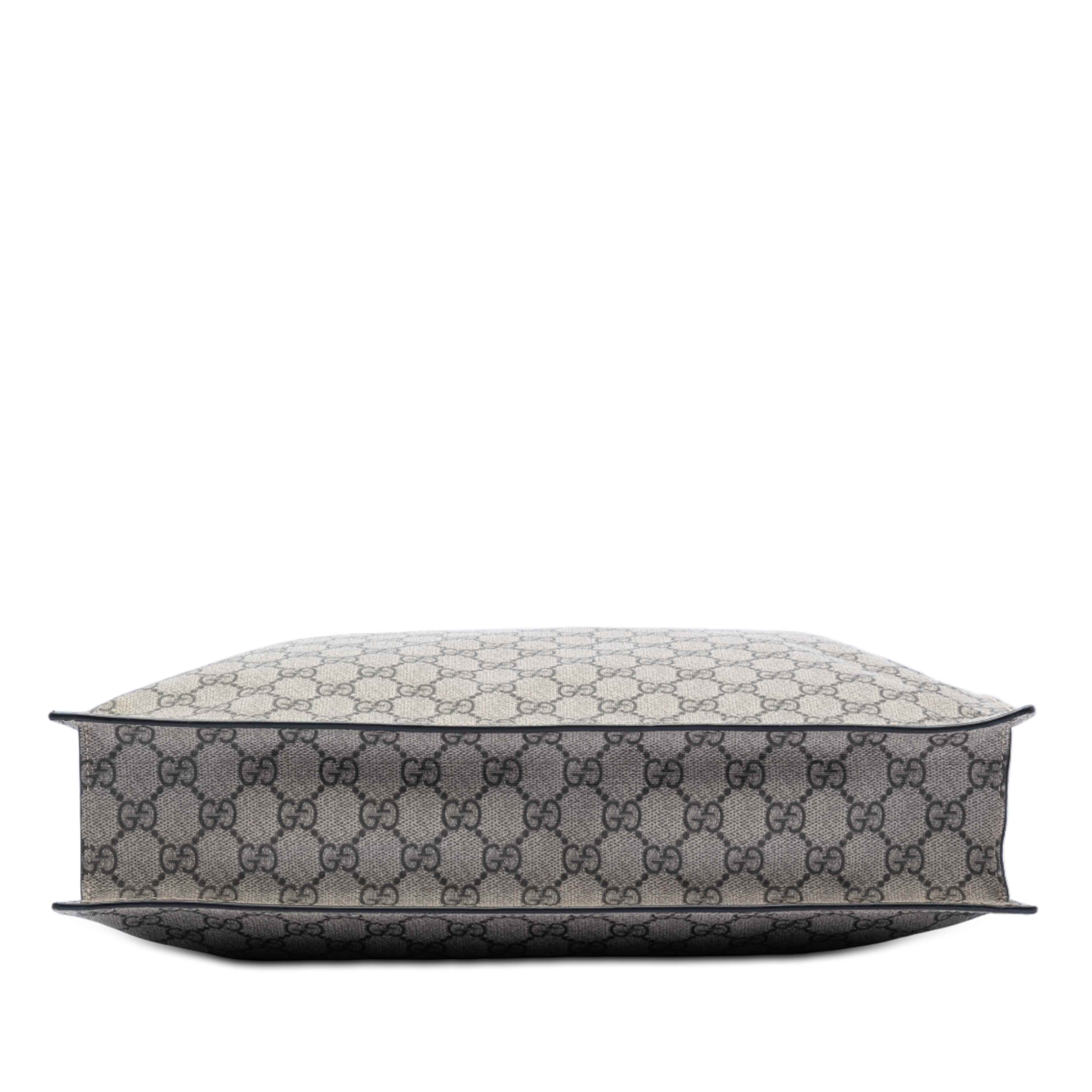 Gucci Gg Supreme Web Vertical Satchel, från Luxclusif, i färgen beige. Klicka för att öppna bilden i stort format