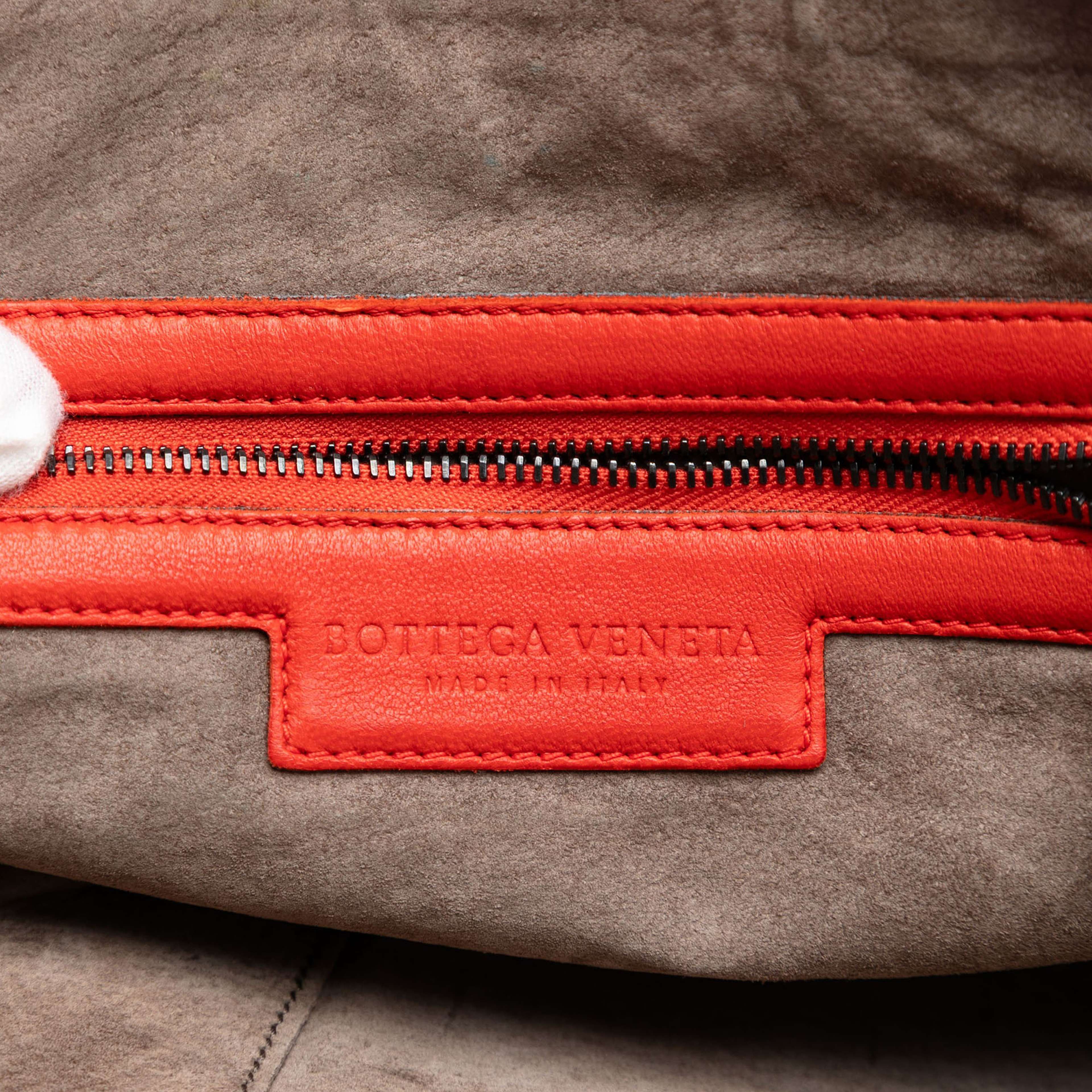 Bottega Veneta Nappa Intrecciato Nodini Crossbody, från Luxclusif, i färgen red orange. Klicka för att öppna bilden i stort format