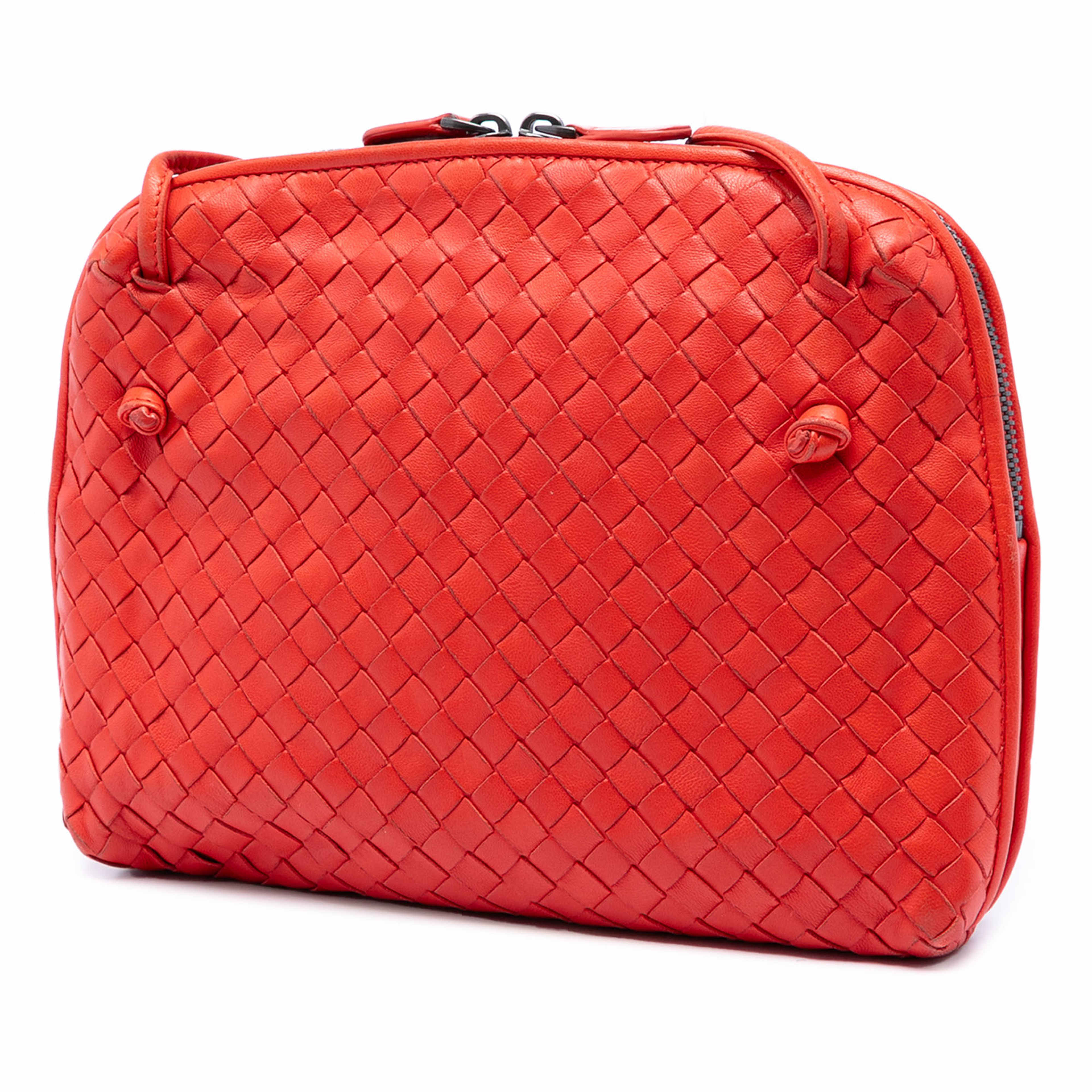 Bottega Veneta Nappa Intrecciato Nodini Crossbody, från Luxclusif, i färgen orange. Klicka för att öppna bilden i stort format