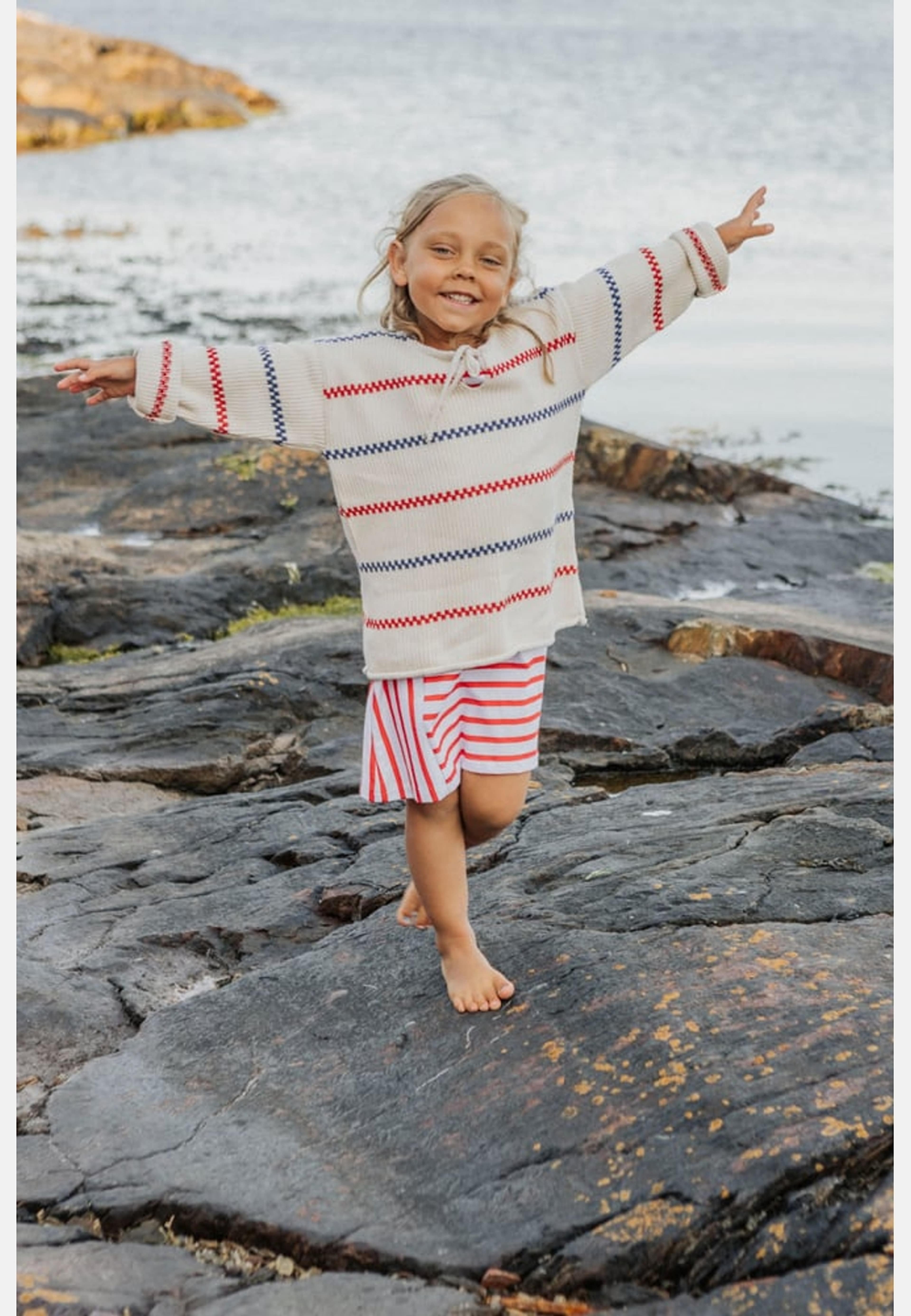 Käringötröja Stickad Offwhite Barn, från emmamalena, i färgen off-white. Klicka för att öppna bilden i stort format