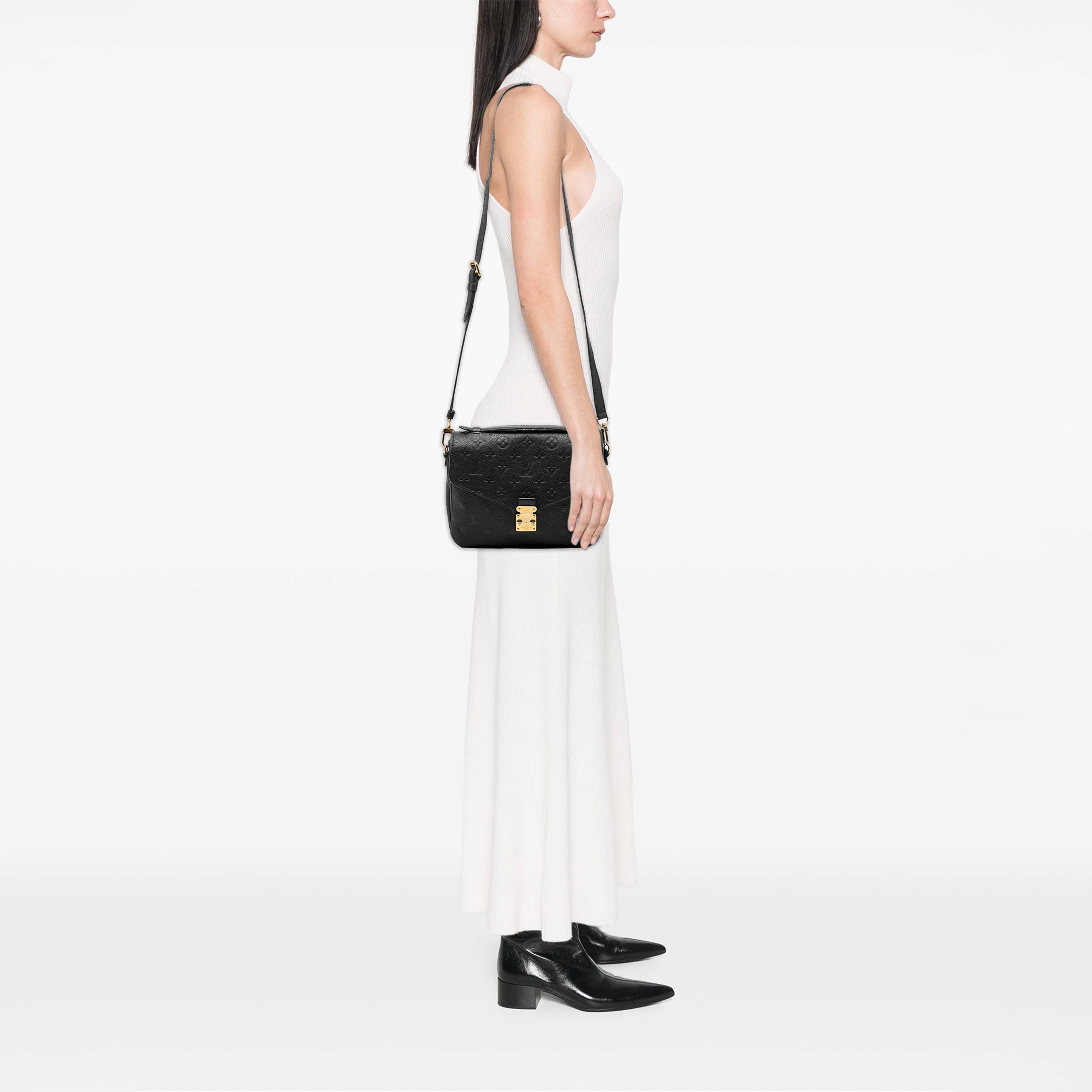 Louis Vuitton Monogram Empreinte Pochette Metis, från Luxclusif, i färgen svart. Klicka för att öppna bilden i stort format