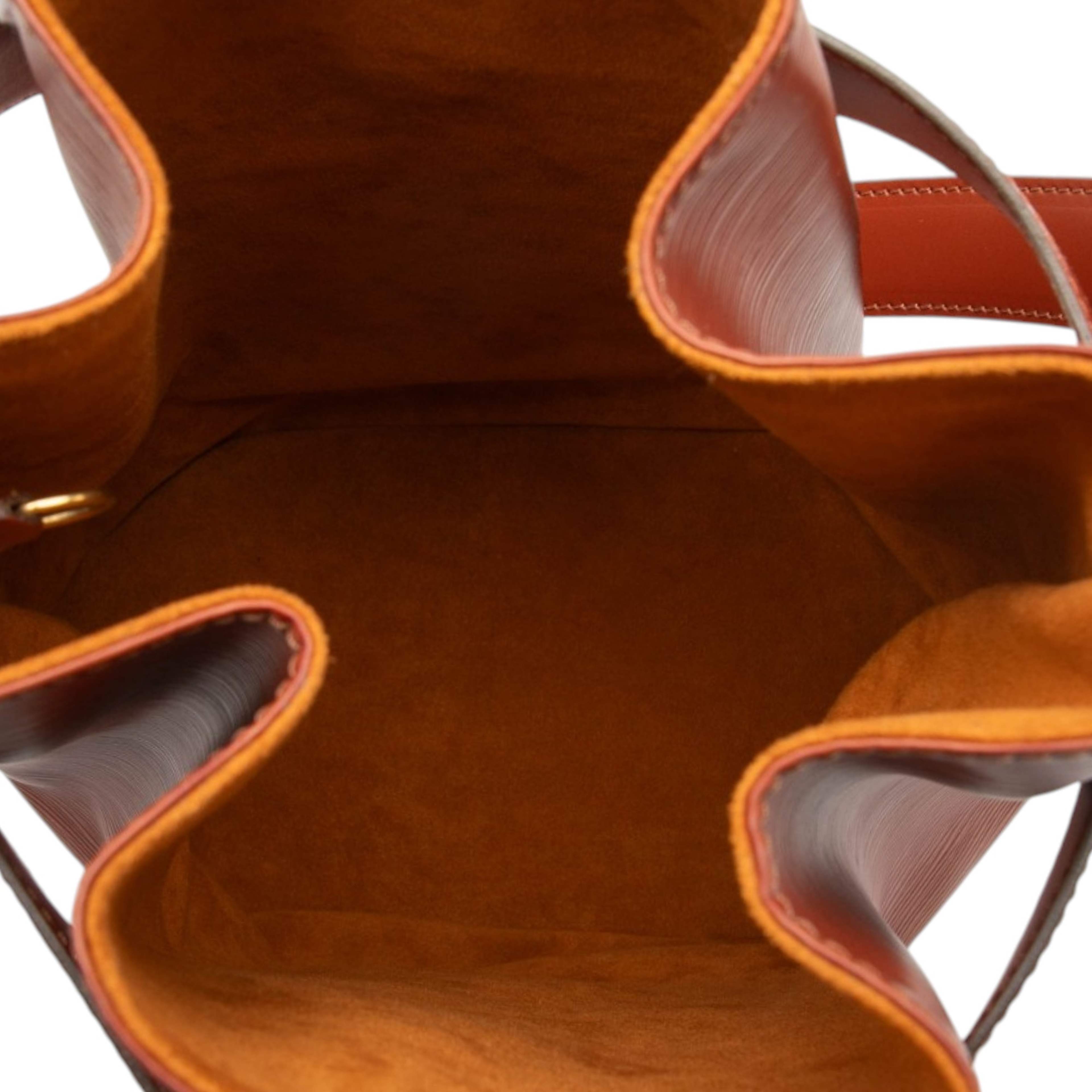 Louis Vuitton Epi Sac D Epaule Pm, från Luxclusif, i färgen brown. Klicka för att öppna bilden i stort format