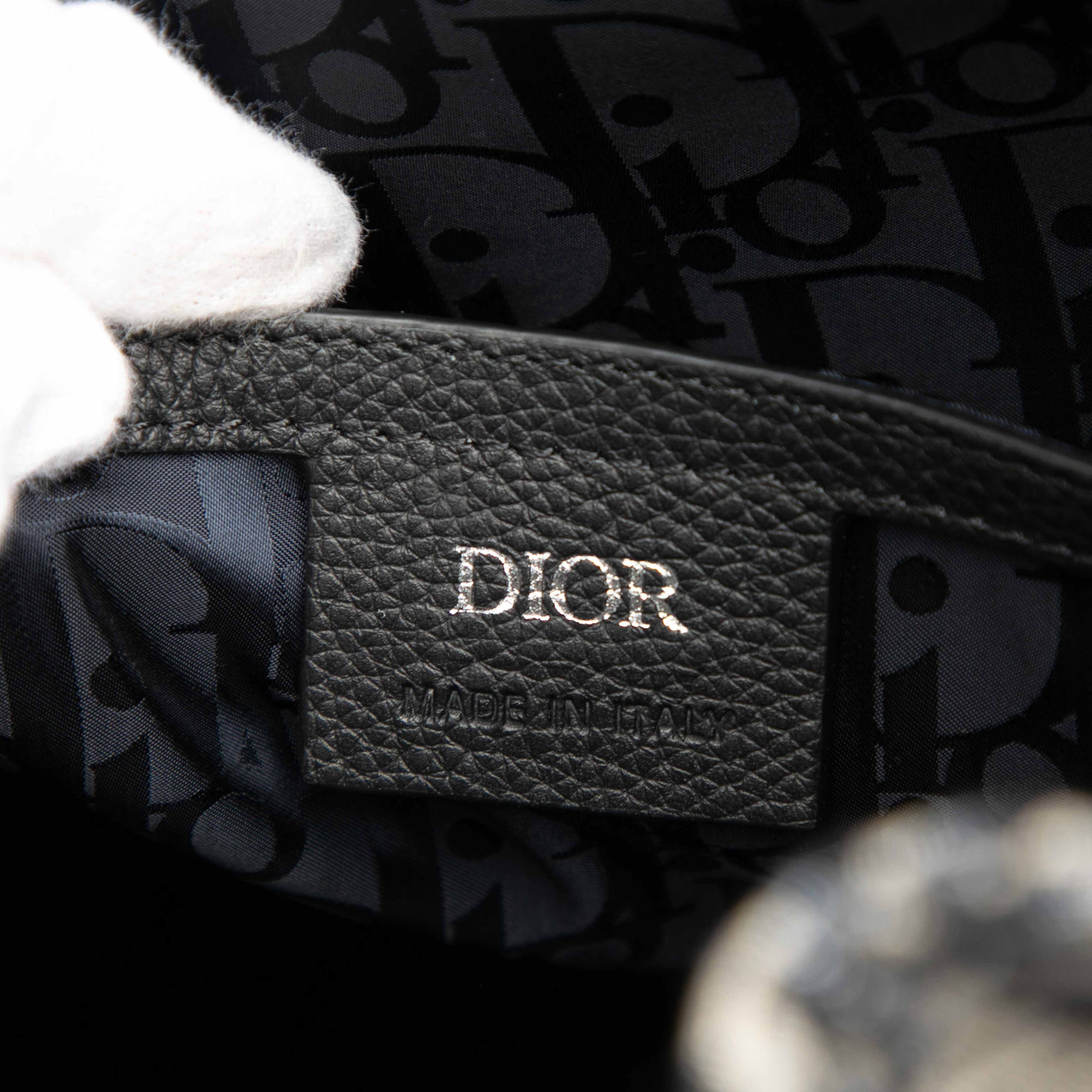 Dior Oblique Canvas Essential Backpack, från Luxclusif, i färgen navy. Klicka för att öppna bilden i stort format