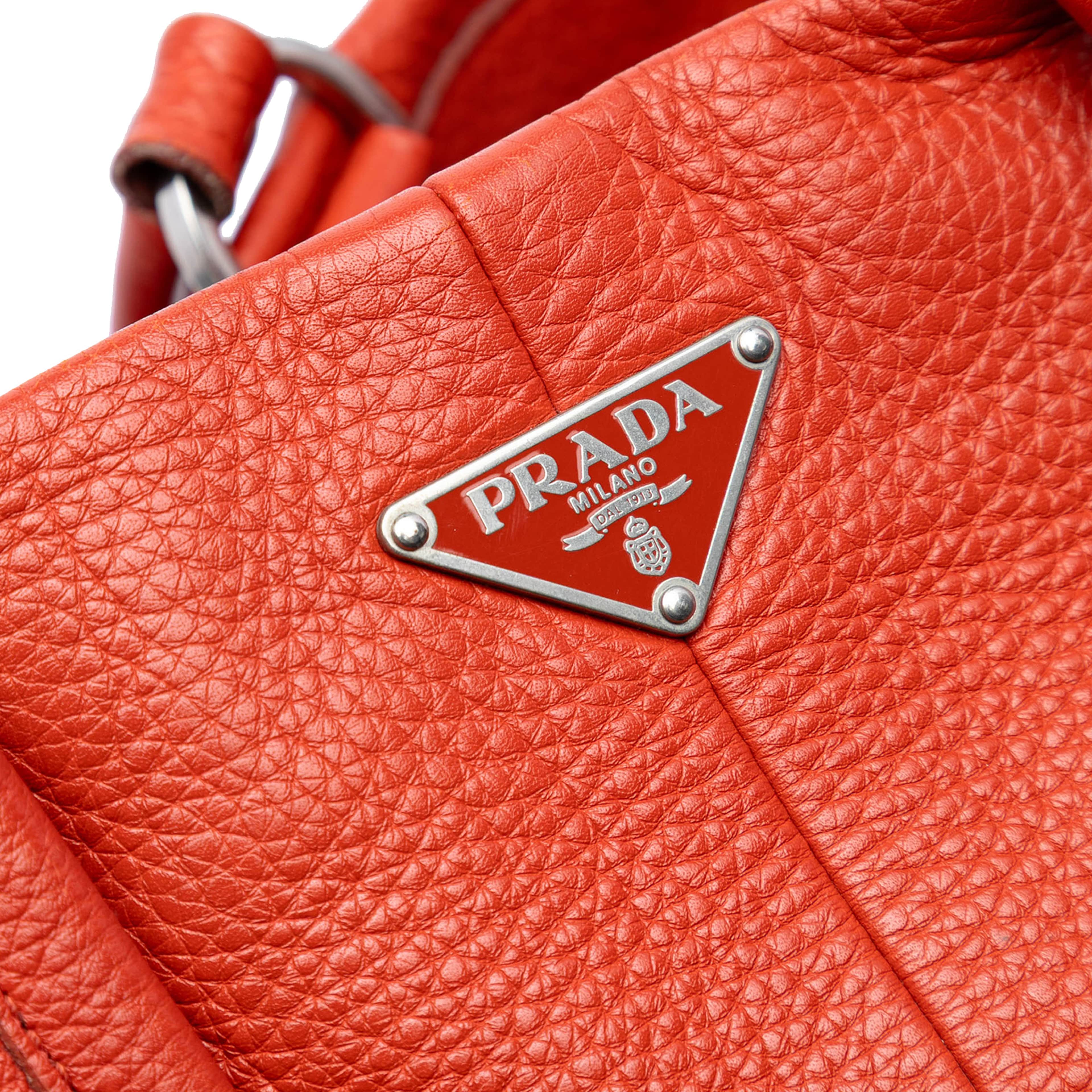 Prada Vitello Daino Side Pocket Tote, från Luxclusif, i färgen dark orange. Klicka för att öppna bilden i stort format