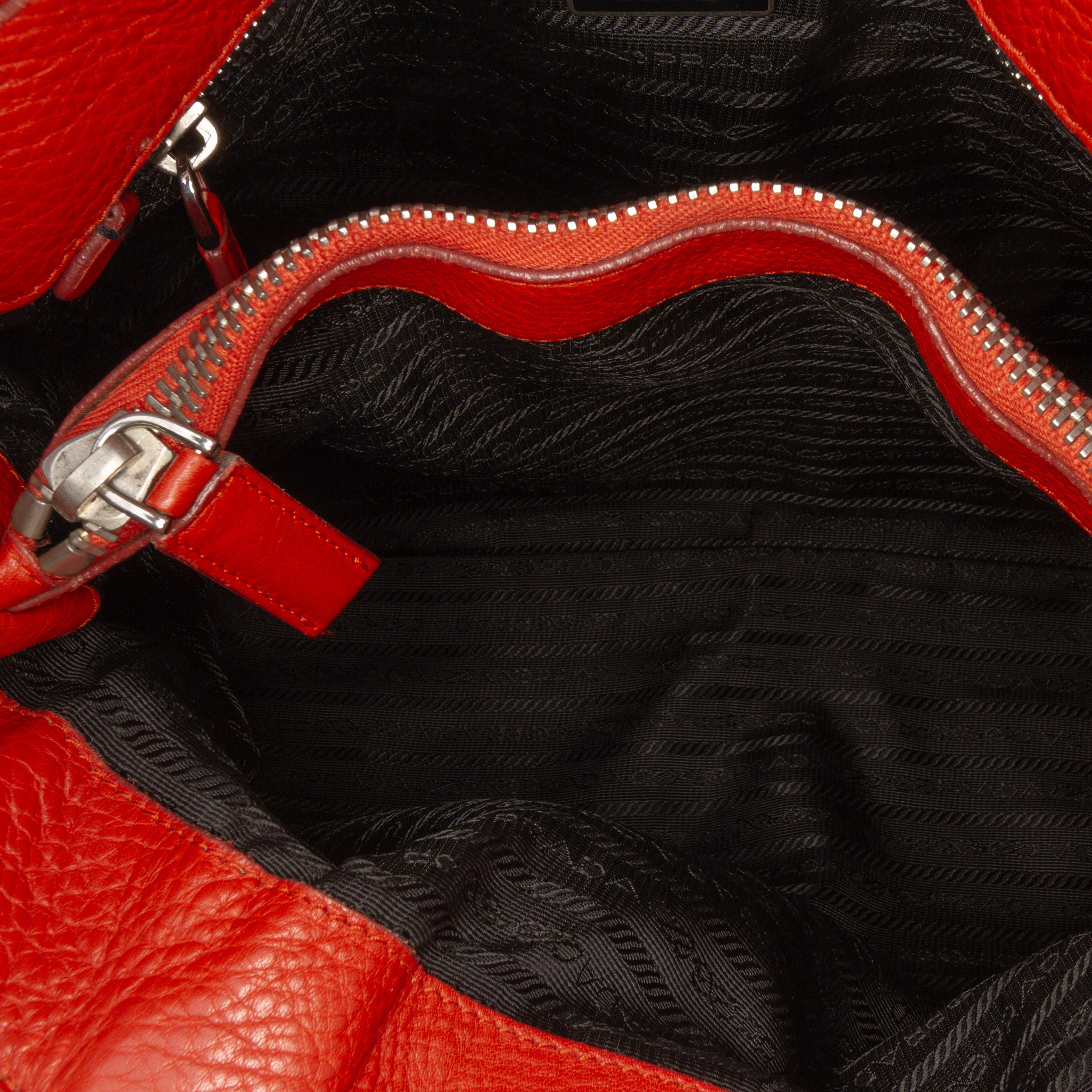 Prada Vitello Daino Side Pocket Tote, från Luxclusif, i färgen dark orange. Klicka för att öppna bilden i stort format