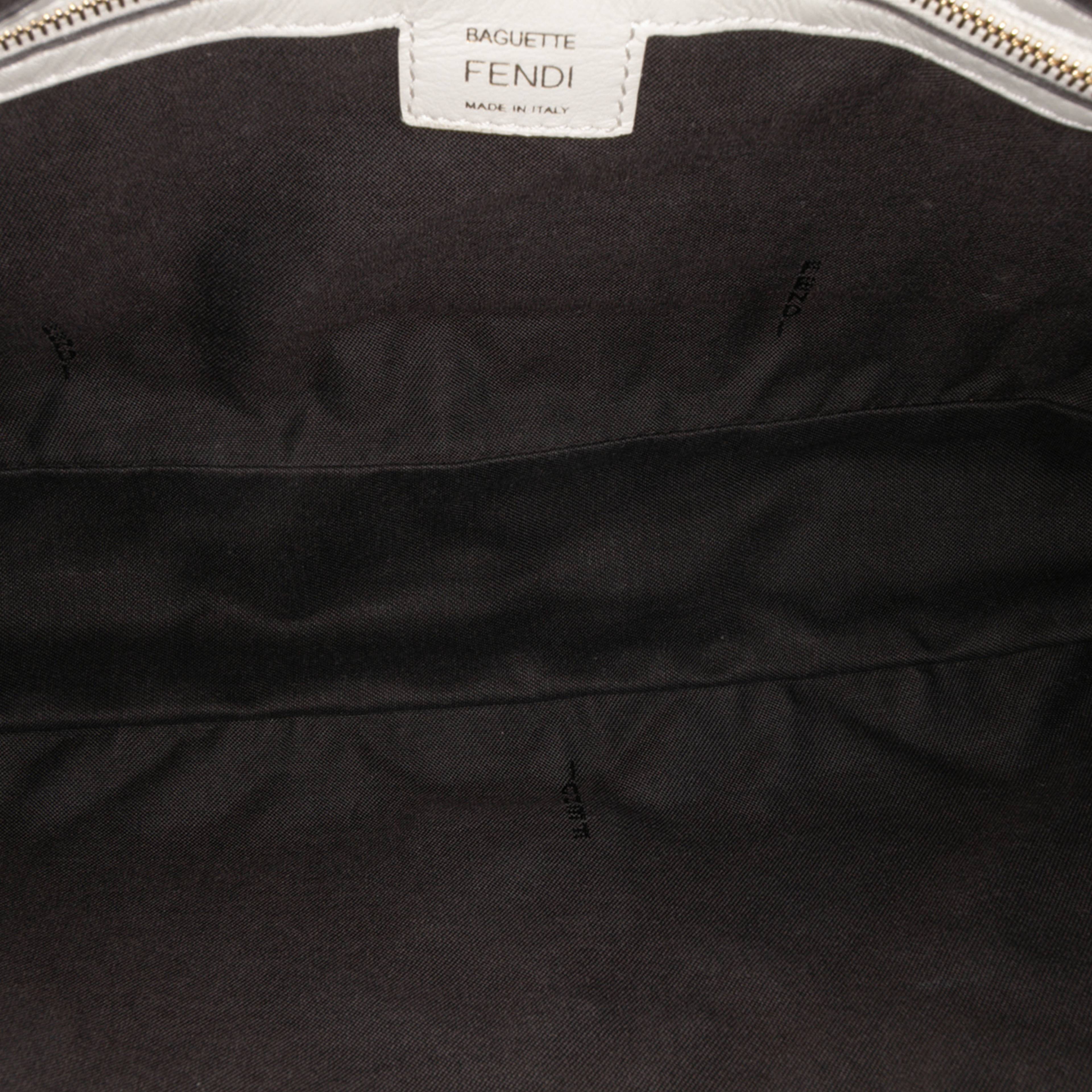 Fendi Large Zucca Embossed Leather Baguette Satchel, från Luxclusif, i färgen white. Klicka för att öppna bilden i stort format