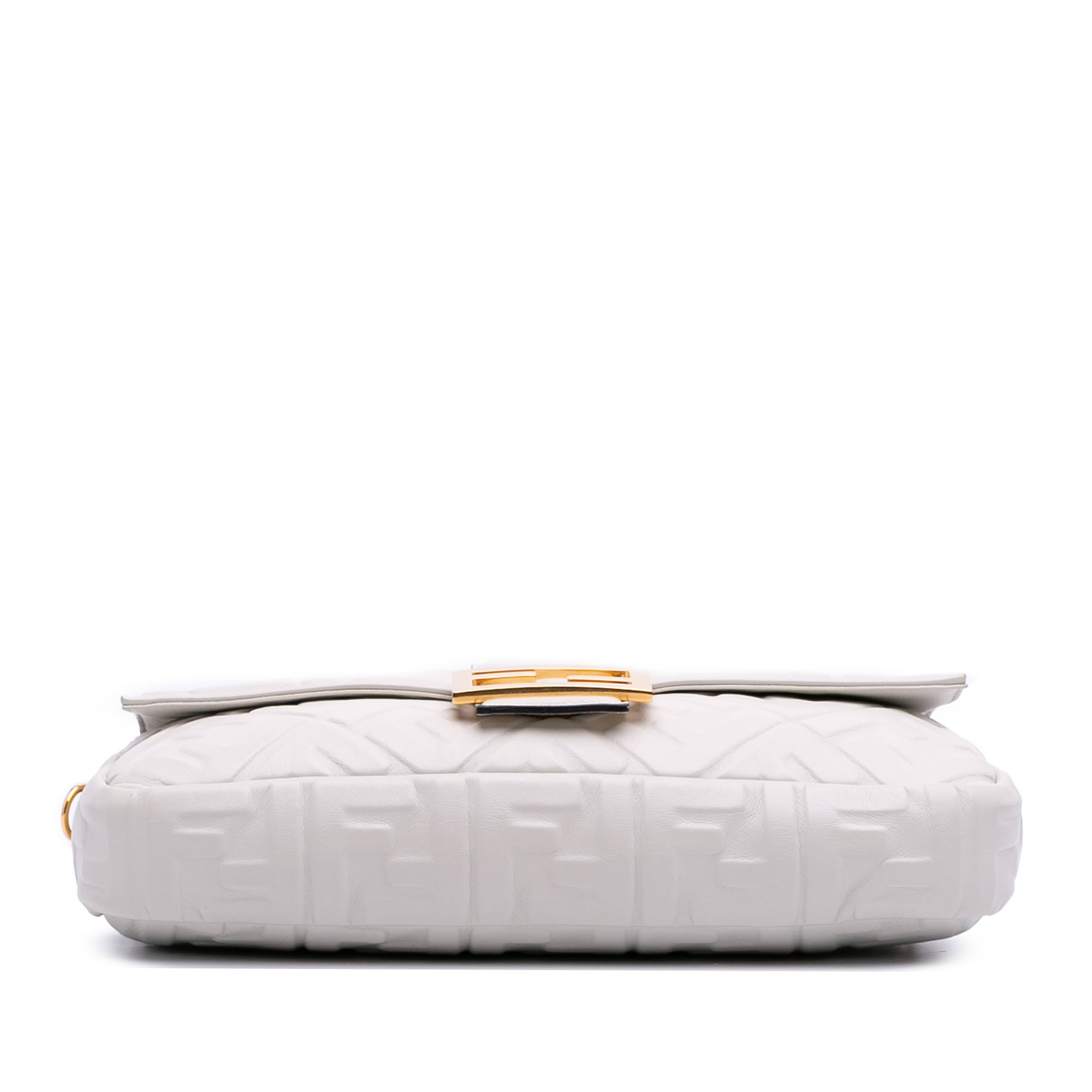 Fendi Large Zucca Embossed Leather Baguette Satchel, från Luxclusif, i färgen white. Klicka för att öppna bilden i stort format