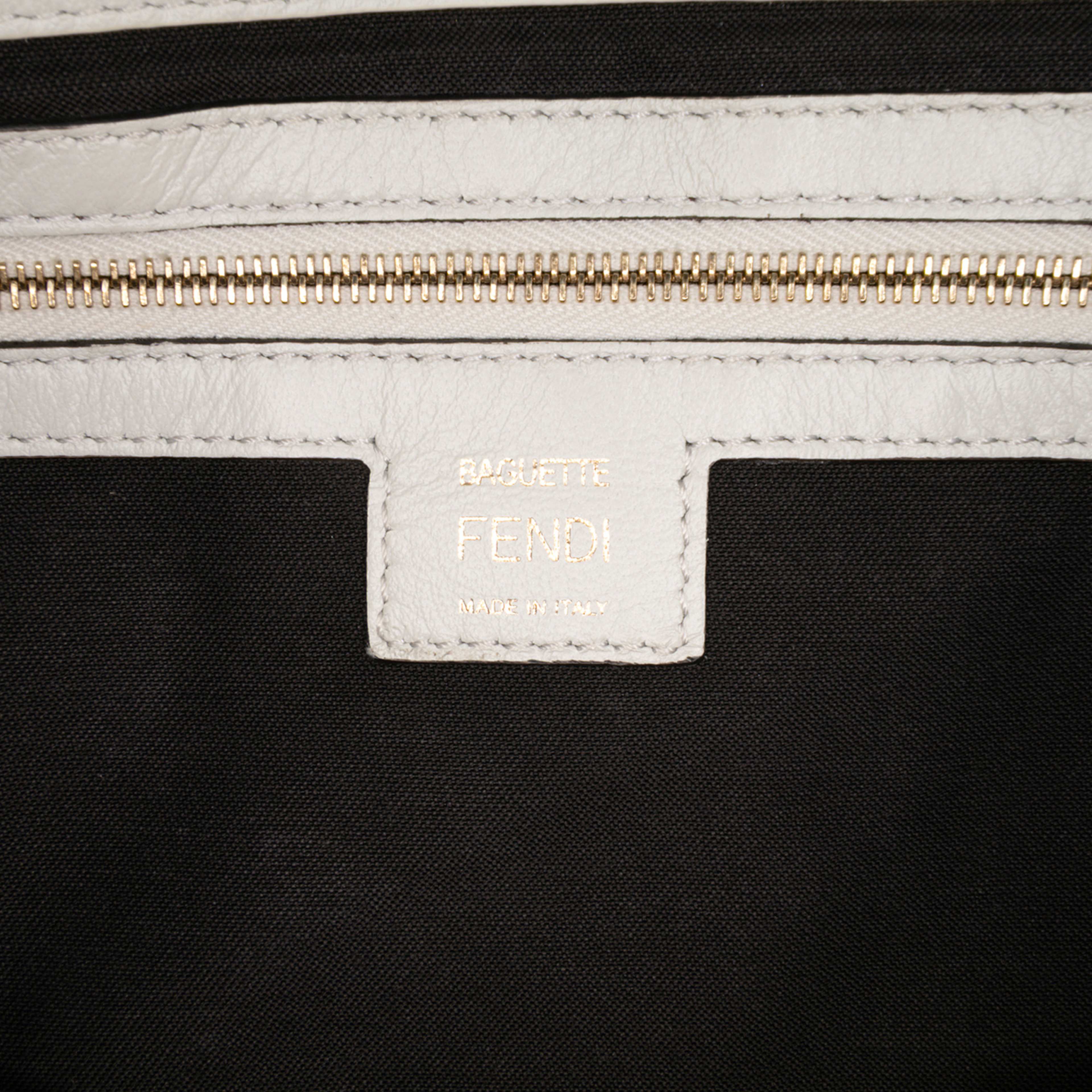 Fendi Large Zucca Embossed Leather Baguette Satchel, från Luxclusif, i färgen white. Klicka för att öppna bilden i stort format