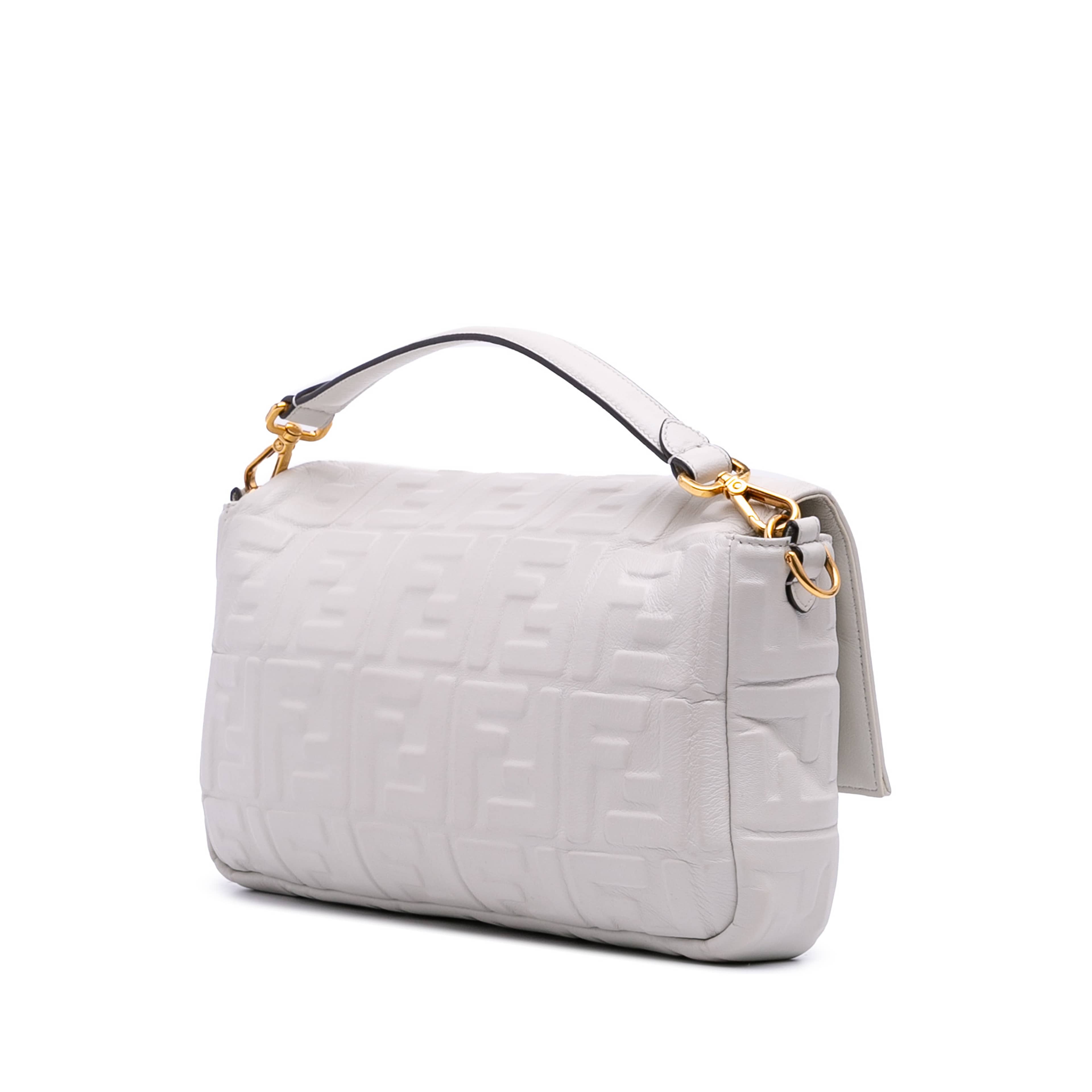 Fendi Large Zucca Embossed Leather Baguette Satchel, från Luxclusif, i färgen white. Klicka för att öppna bilden i stort format