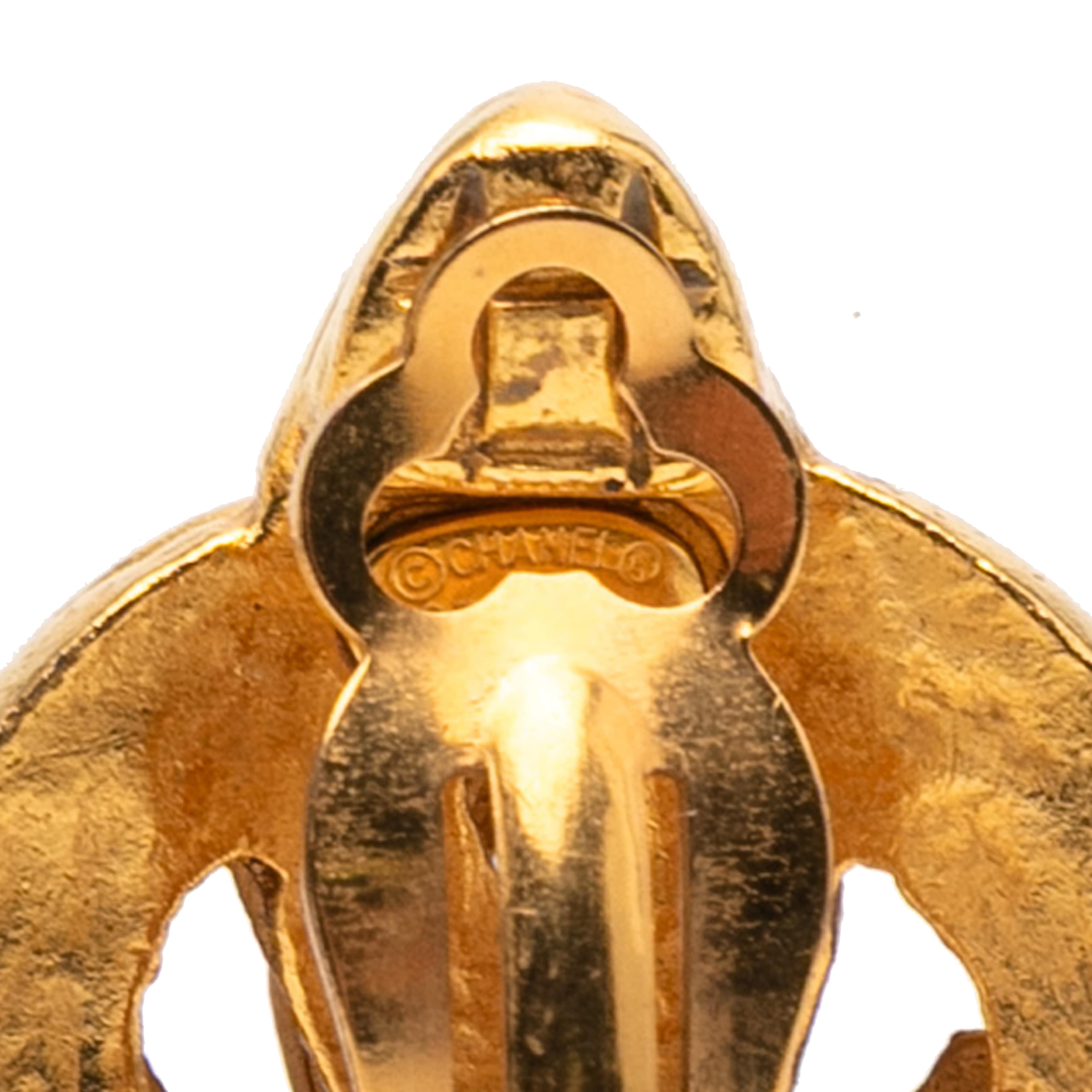 Chanel Gold Plated Cc Heart Clip On Earrings, från Luxclusif, i färgen gold. Klicka för att öppna bilden i stort format