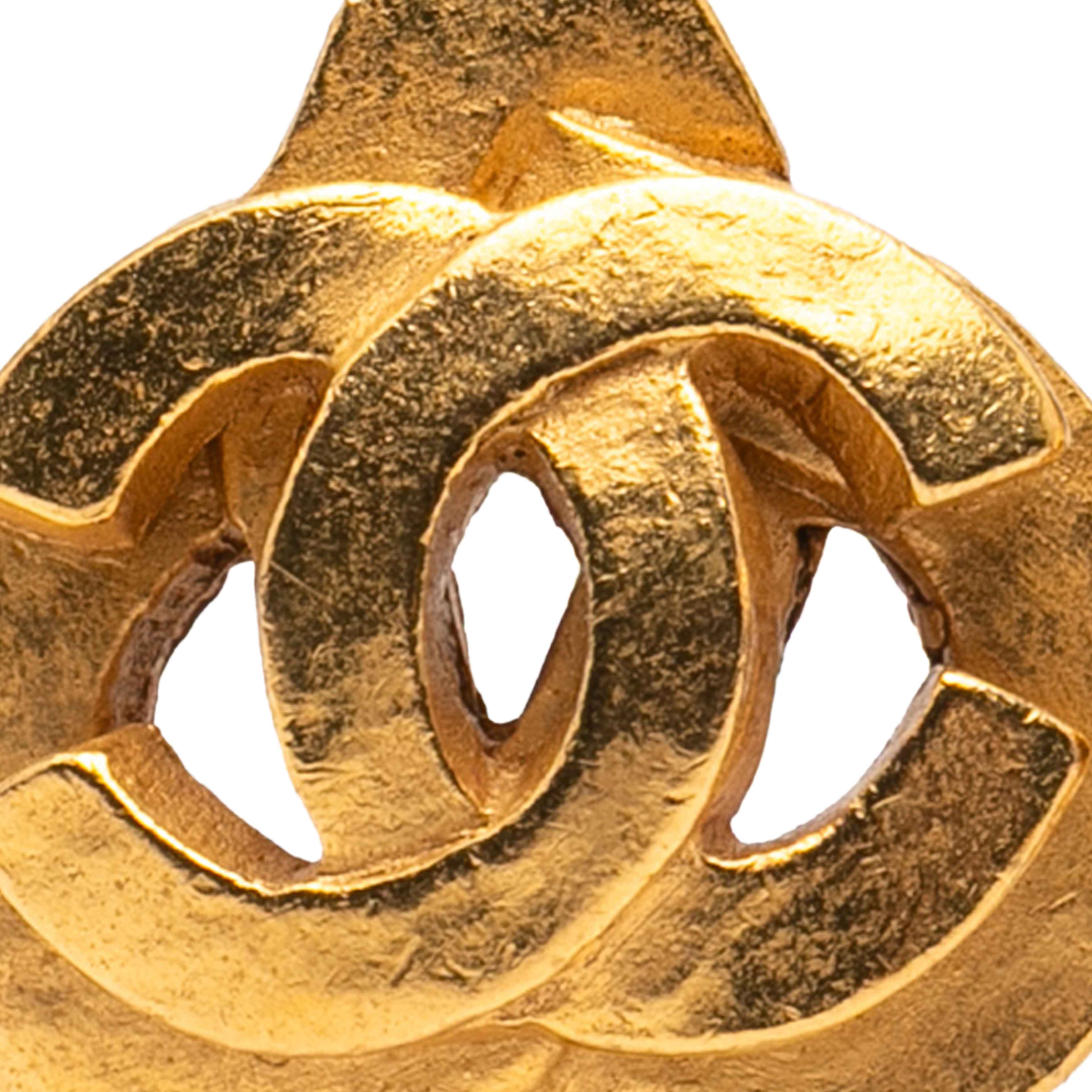 Chanel Gold Plated Cc Heart Clip On Earrings, från Luxclusif, i färgen gold. Klicka för att öppna bilden i stort format