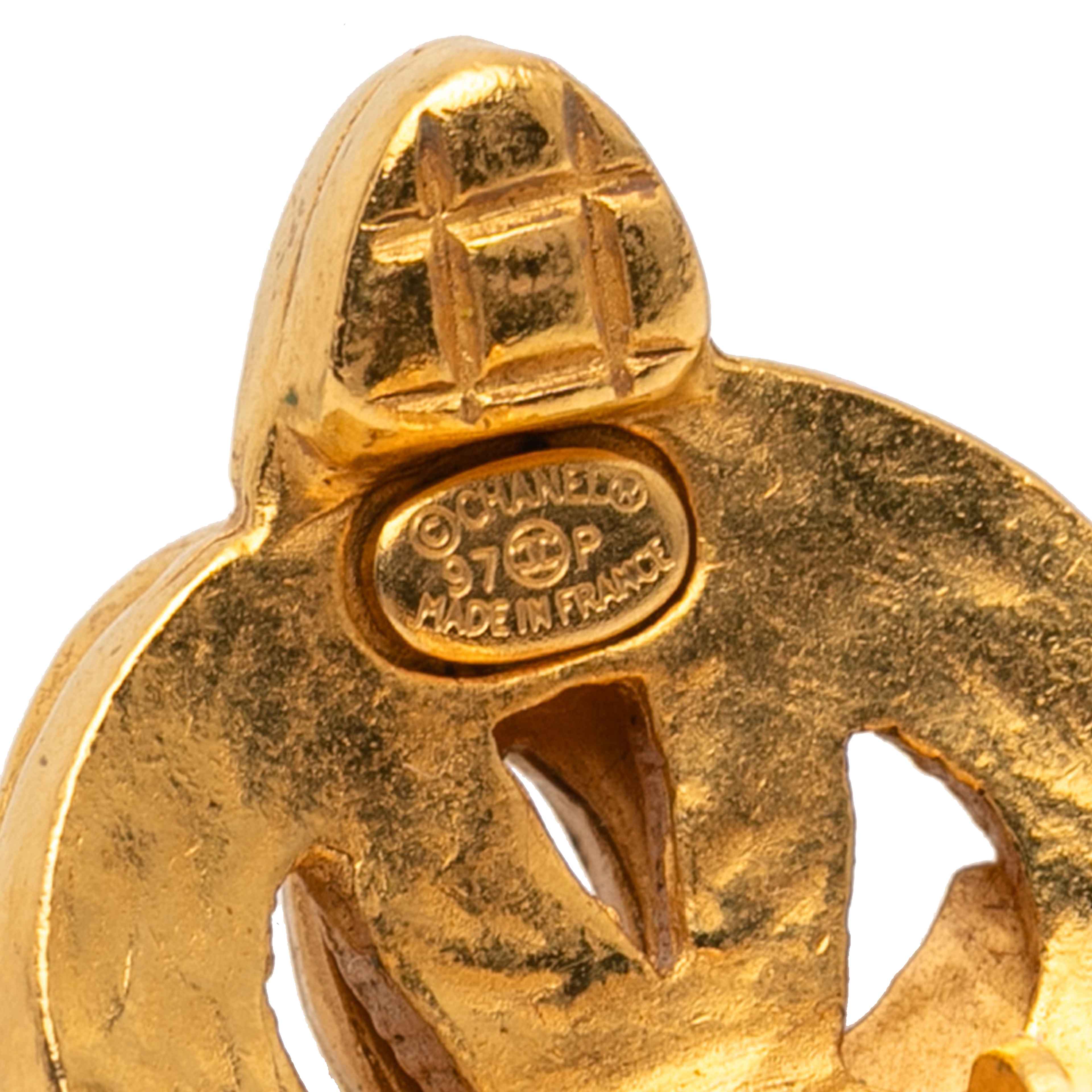 Chanel Gold Plated Cc Heart Clip On Earrings, från Luxclusif, i färgen gold. Klicka för att öppna bilden i stort format