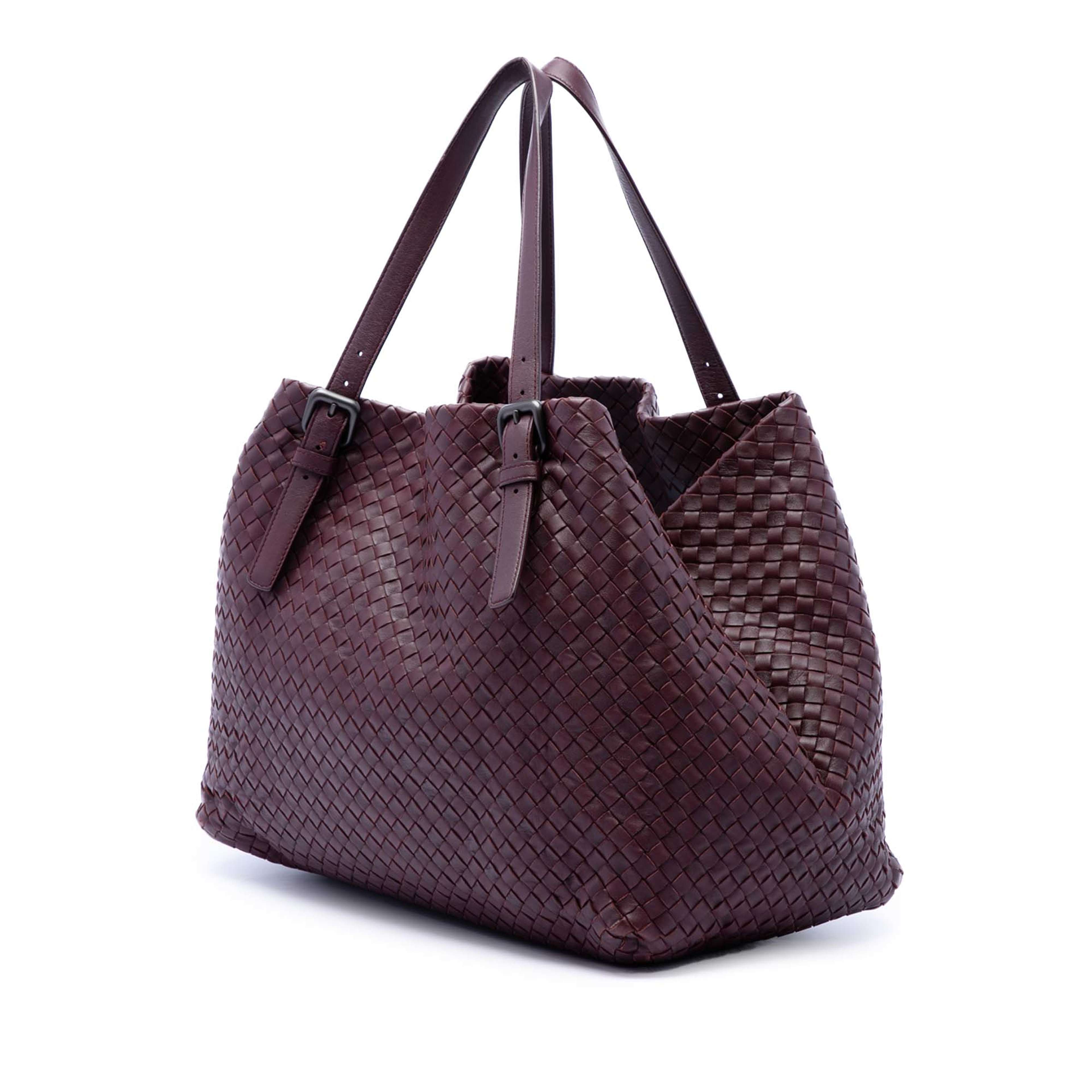 Bottega Veneta Large Nappa Intrecciato Cesta Tote, från Luxclusif, i färgen dark purple. Klicka för att öppna bilden i stort format