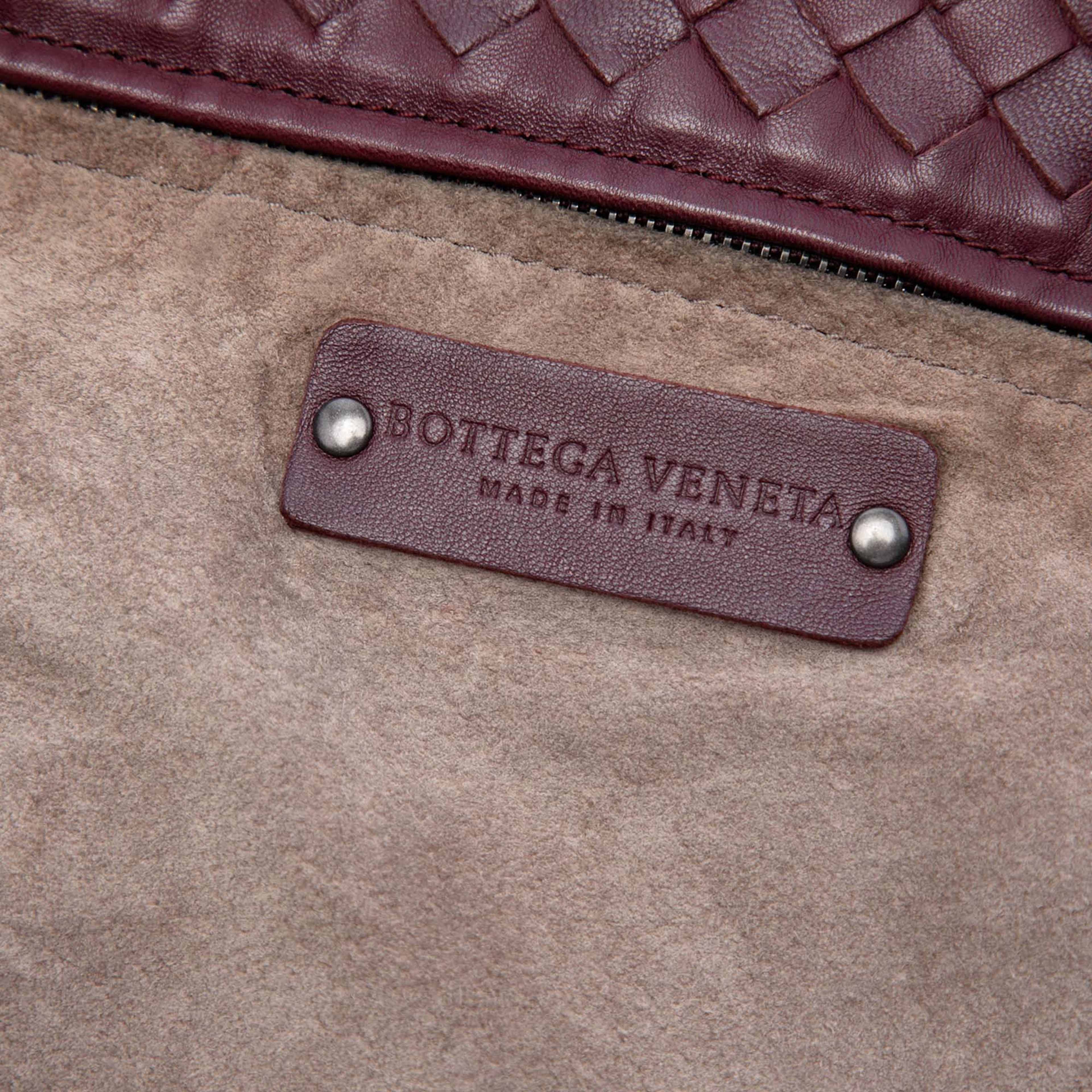 Bottega Veneta Large Nappa Intrecciato Cesta Tote, från Luxclusif, i färgen dark purple. Klicka för att öppna bilden i stort format
