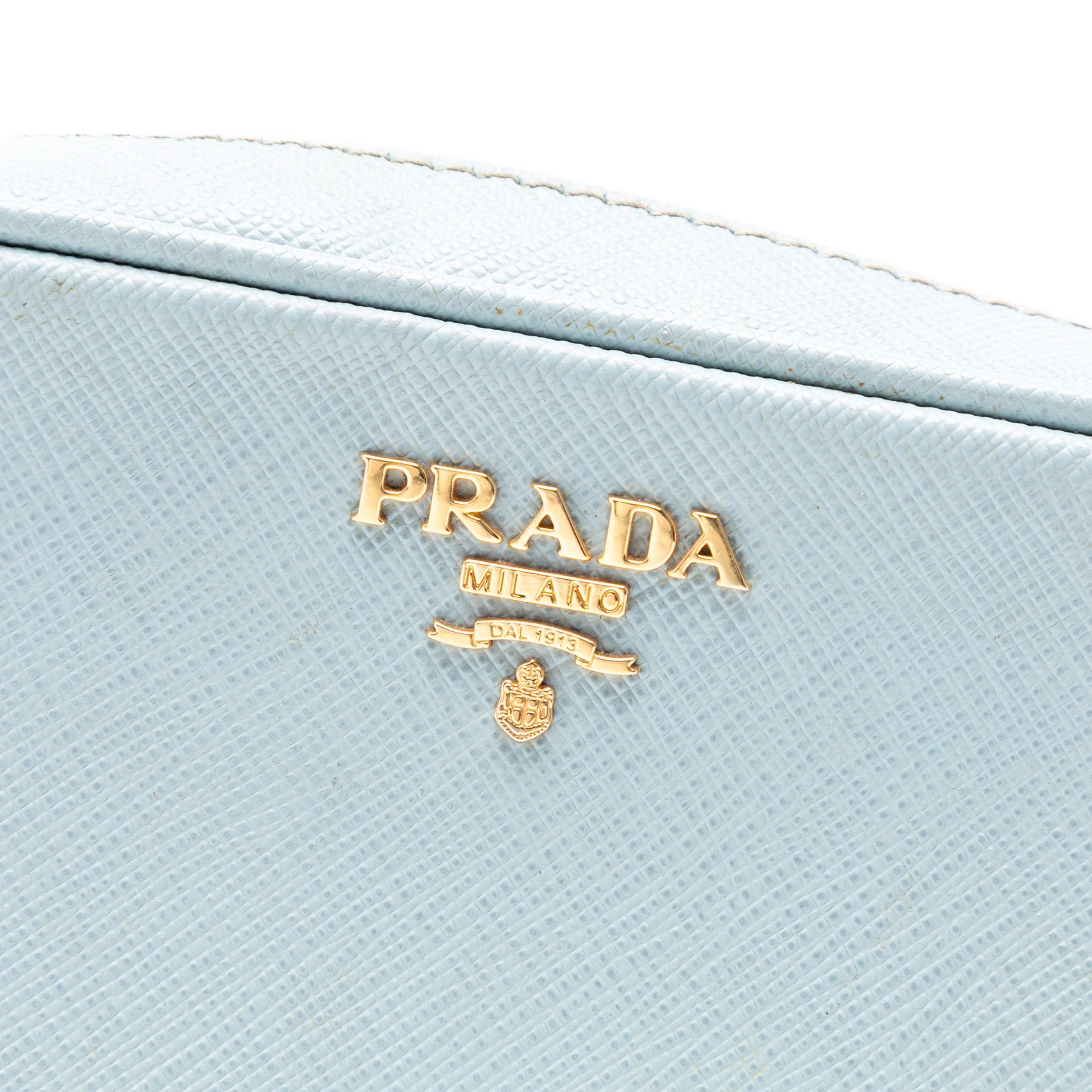 Prada Saffiano Lux Camera Bag, från Luxclusif, i färgen light blue. Klicka för att öppna bilden i stort format