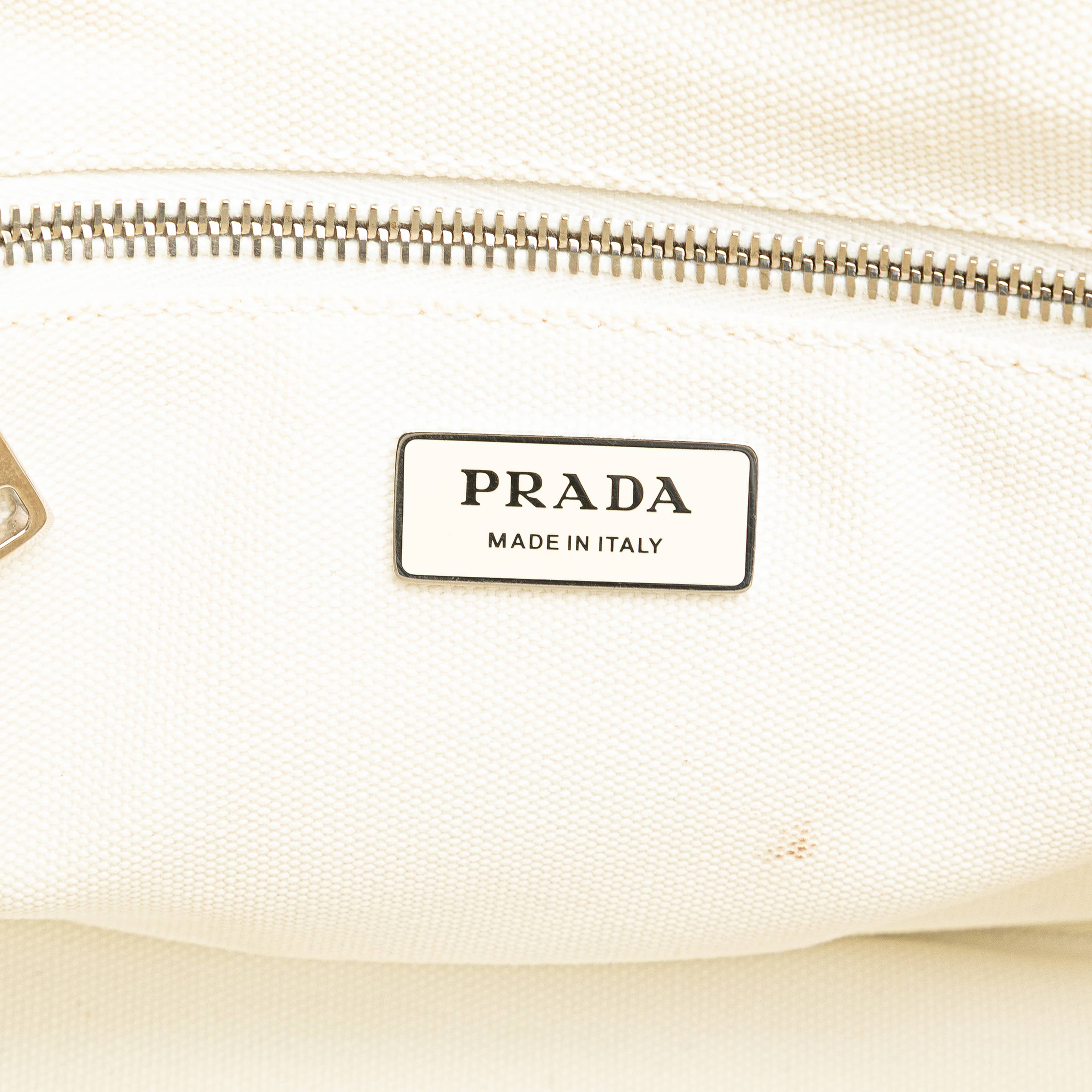 Prada Small Canvas Canapa Floral And Symbols Satchel, från Luxclusif, i färgen white. Klicka för att öppna bilden i stort format