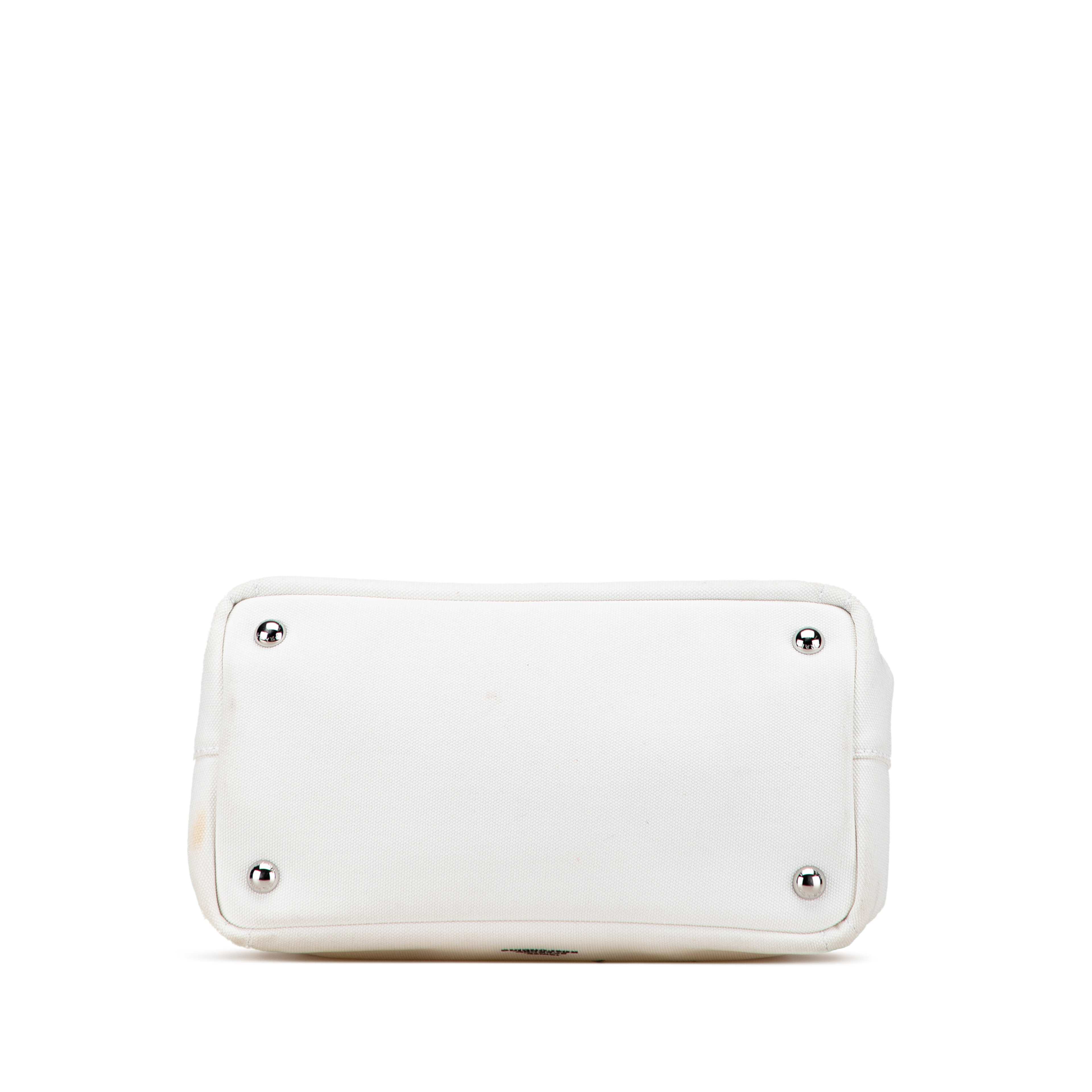 Prada Small Canvas Canapa Floral And Symbols Satchel, från Luxclusif, i färgen white. Klicka för att öppna bilden i stort format