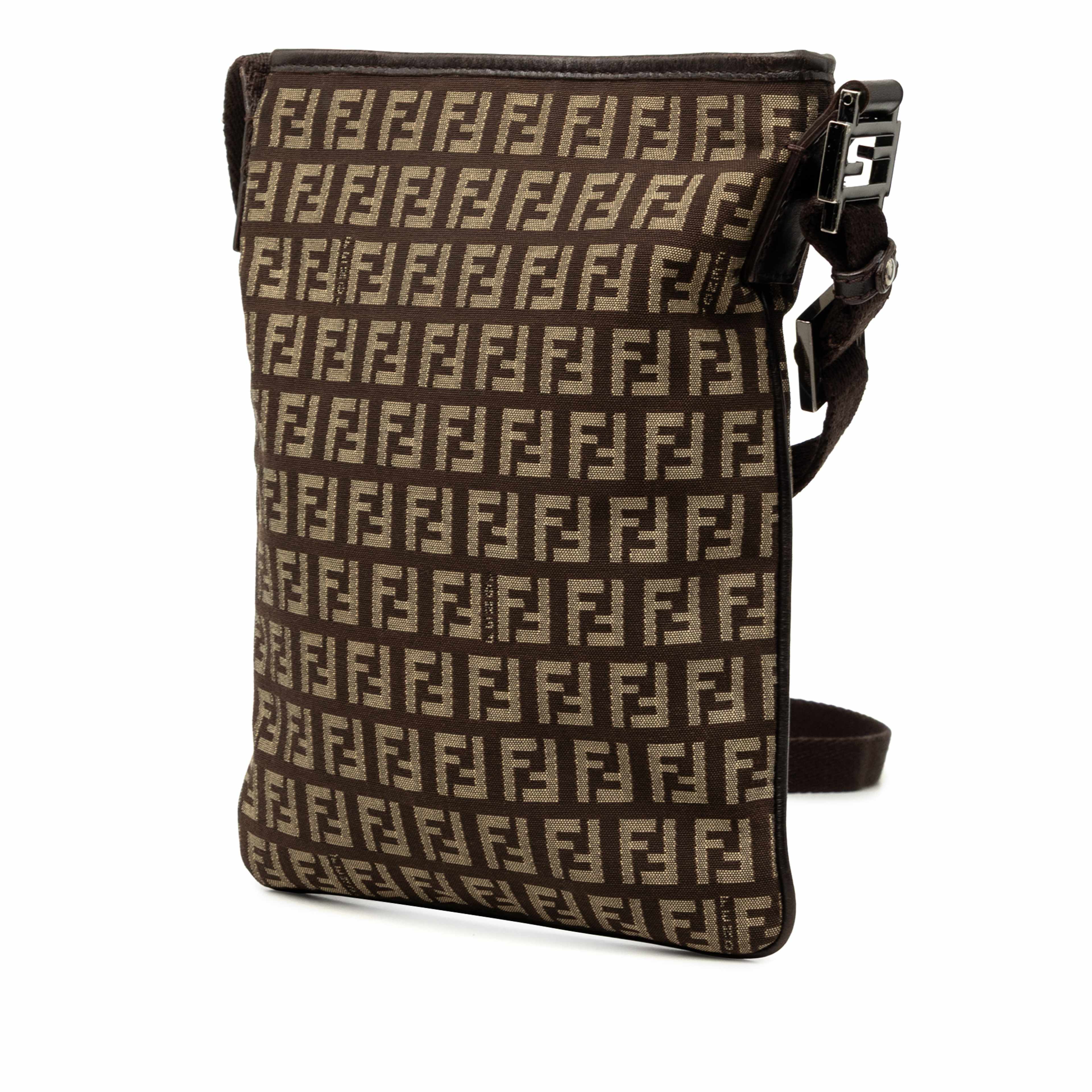 Fendi Zucchino Canvas Crossbody, från Luxclusif, i färgen brun. Klicka för att öppna bilden i stort format