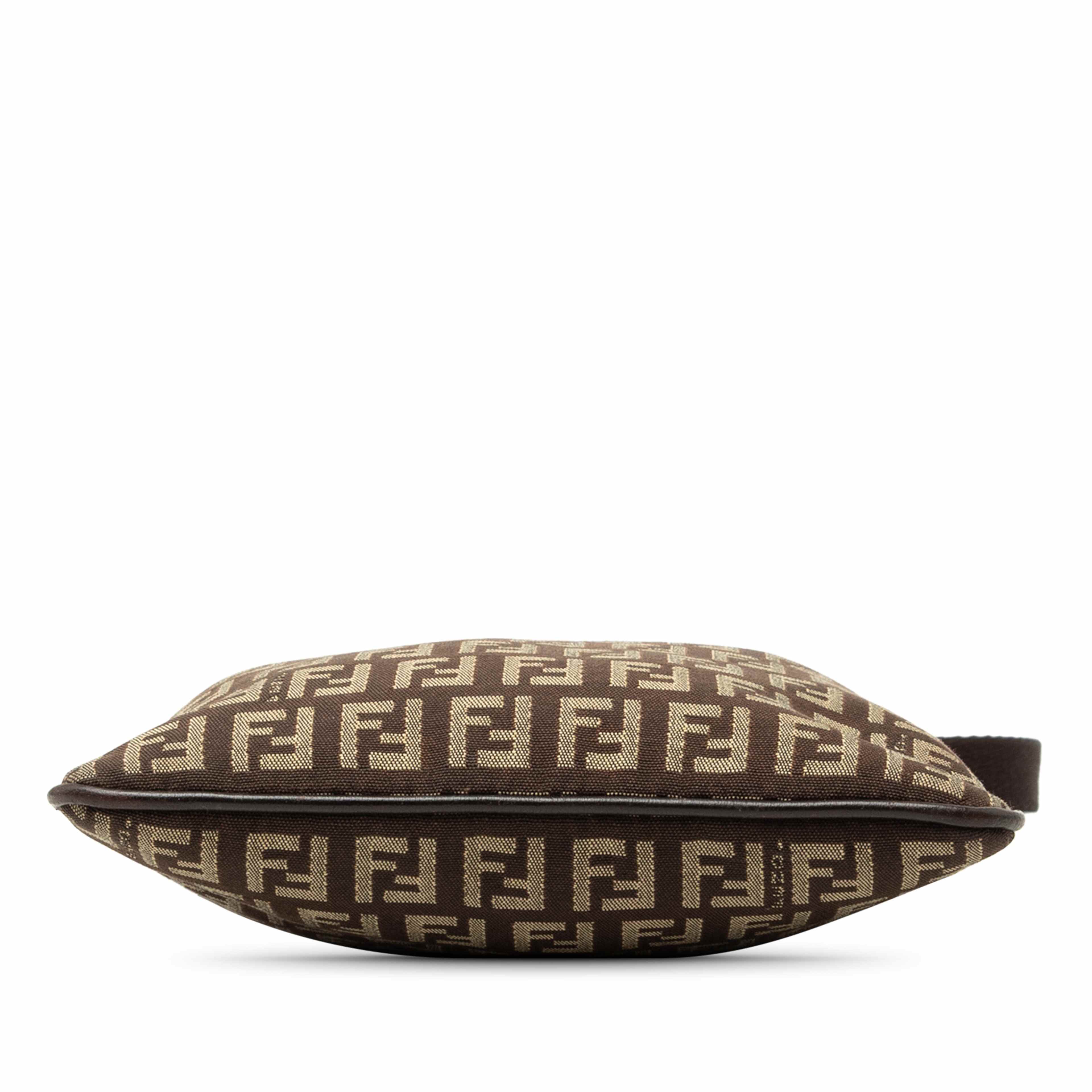 Fendi Zucchino Canvas Crossbody, från Luxclusif, i färgen brun. Klicka för att öppna bilden i stort format