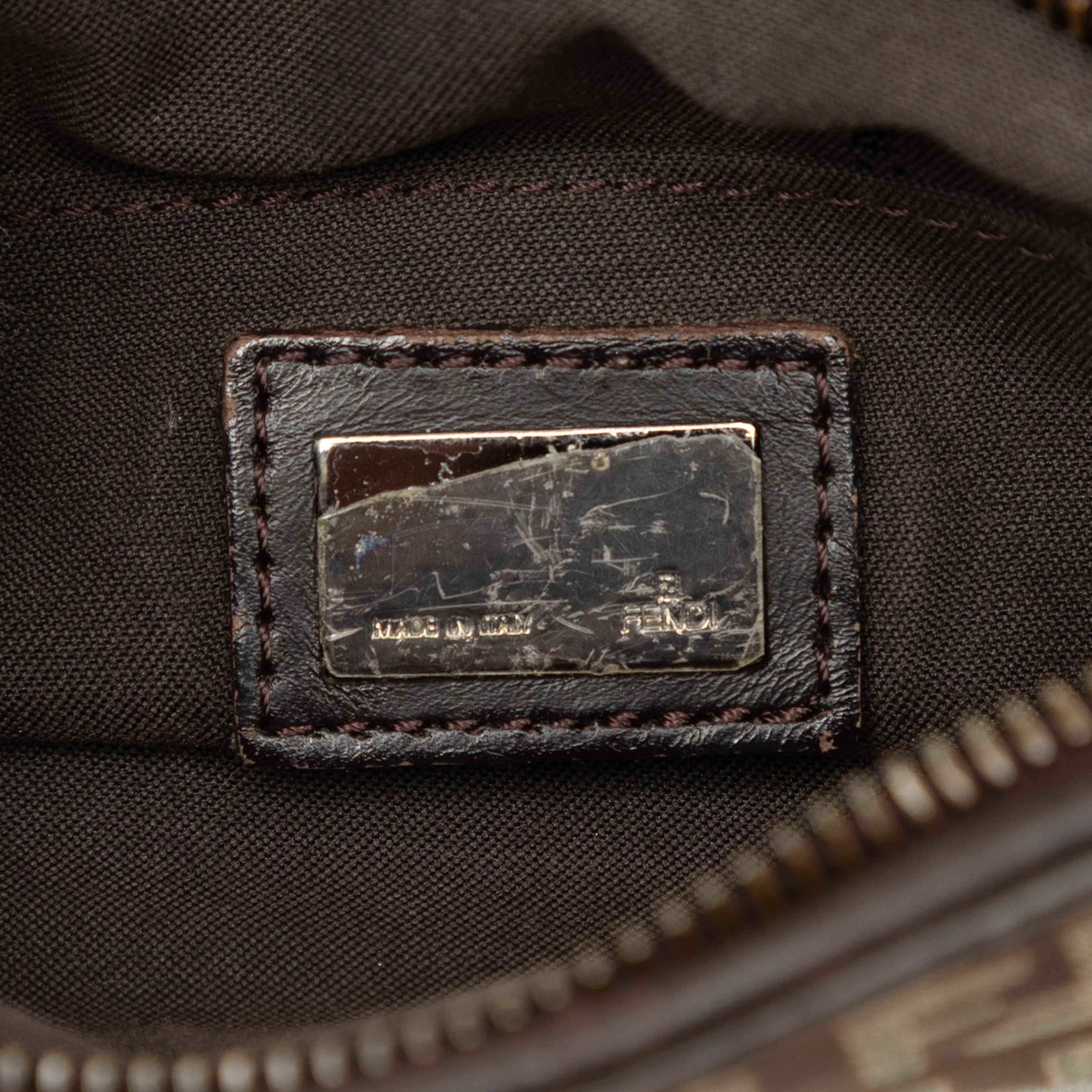 Fendi Zucchino Canvas Crossbody, från Luxclusif, i färgen brun. Klicka för att öppna bilden i stort format