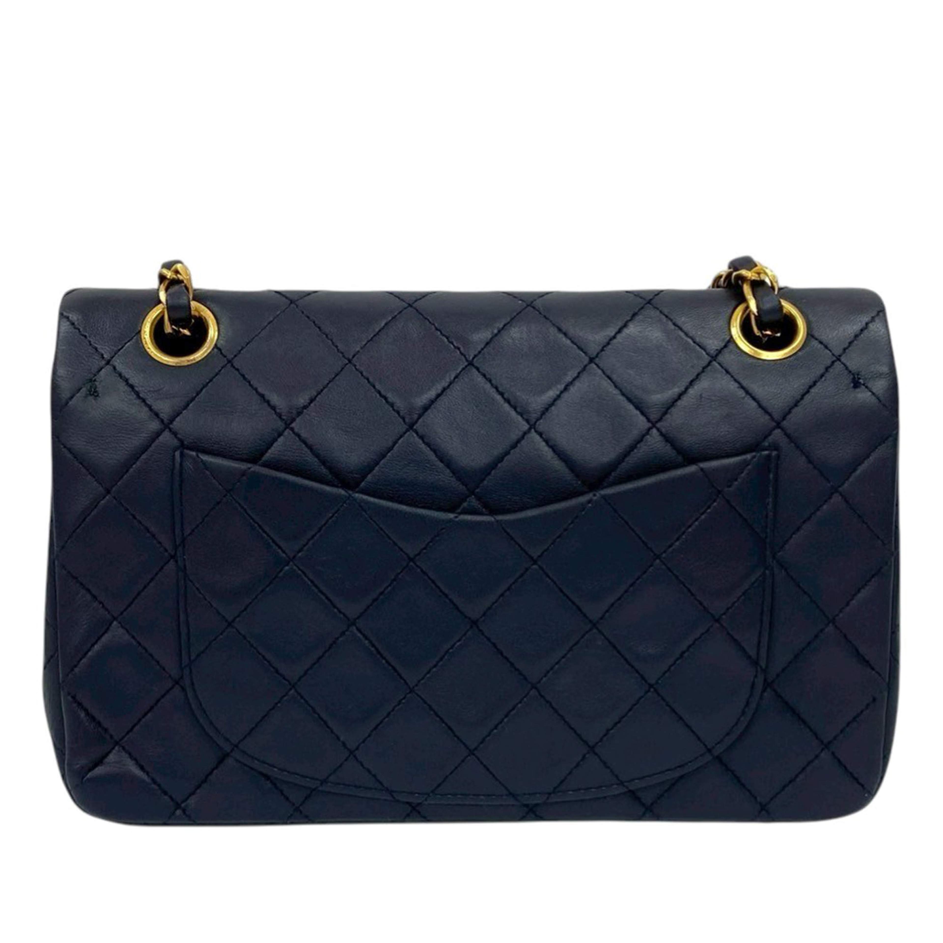 Chanel Small Classic Lambskin Double Flap, från Luxclusif, i färgen navy. Klicka för att öppna bilden i stort format