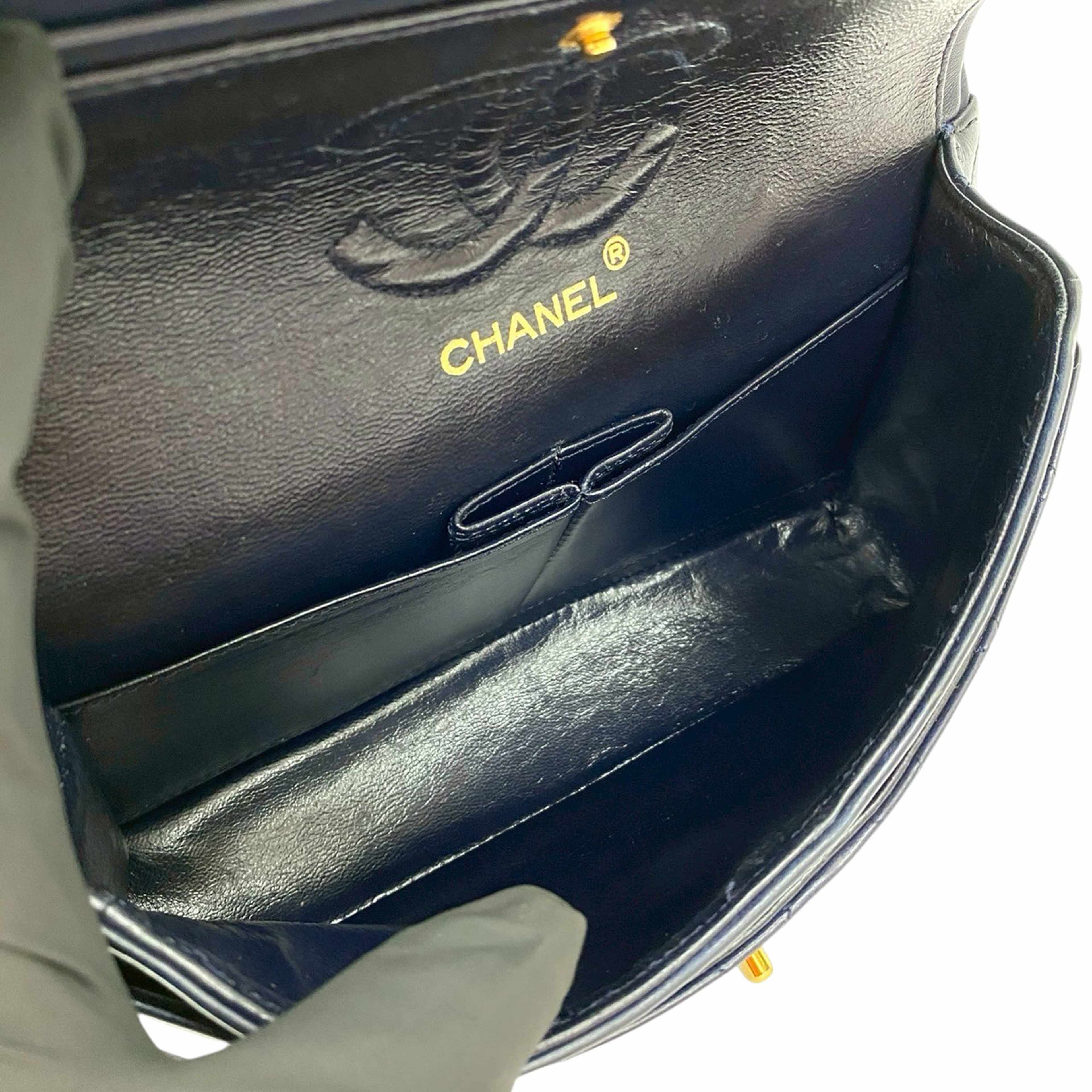 Chanel Small Classic Lambskin Double Flap, från Luxclusif, i färgen navy. Klicka för att öppna bilden i stort format