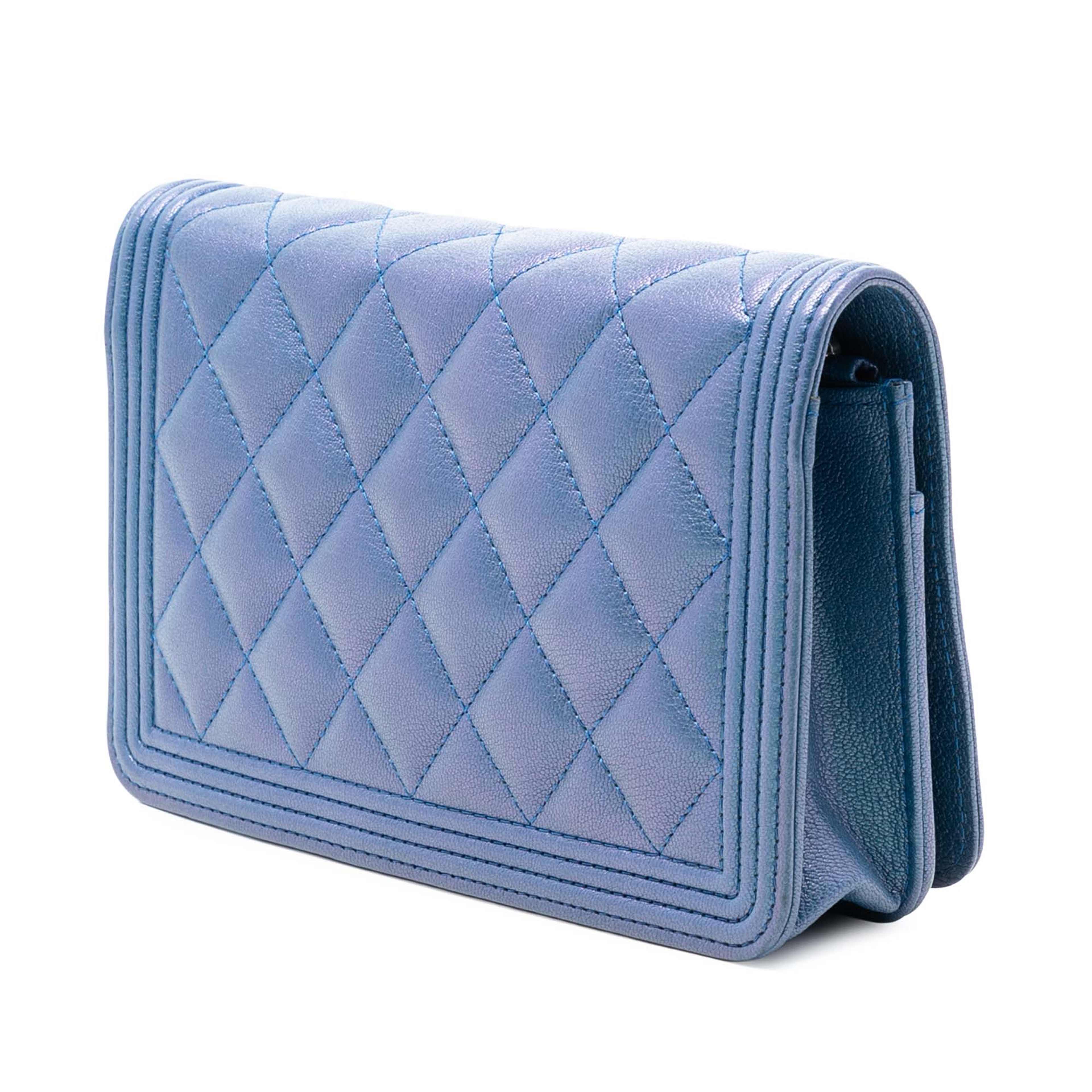 Chanel Quilted Calfskin Boy Wallet On Chain, från Luxclusif, i färgen blue. Klicka för att öppna bilden i stort format
