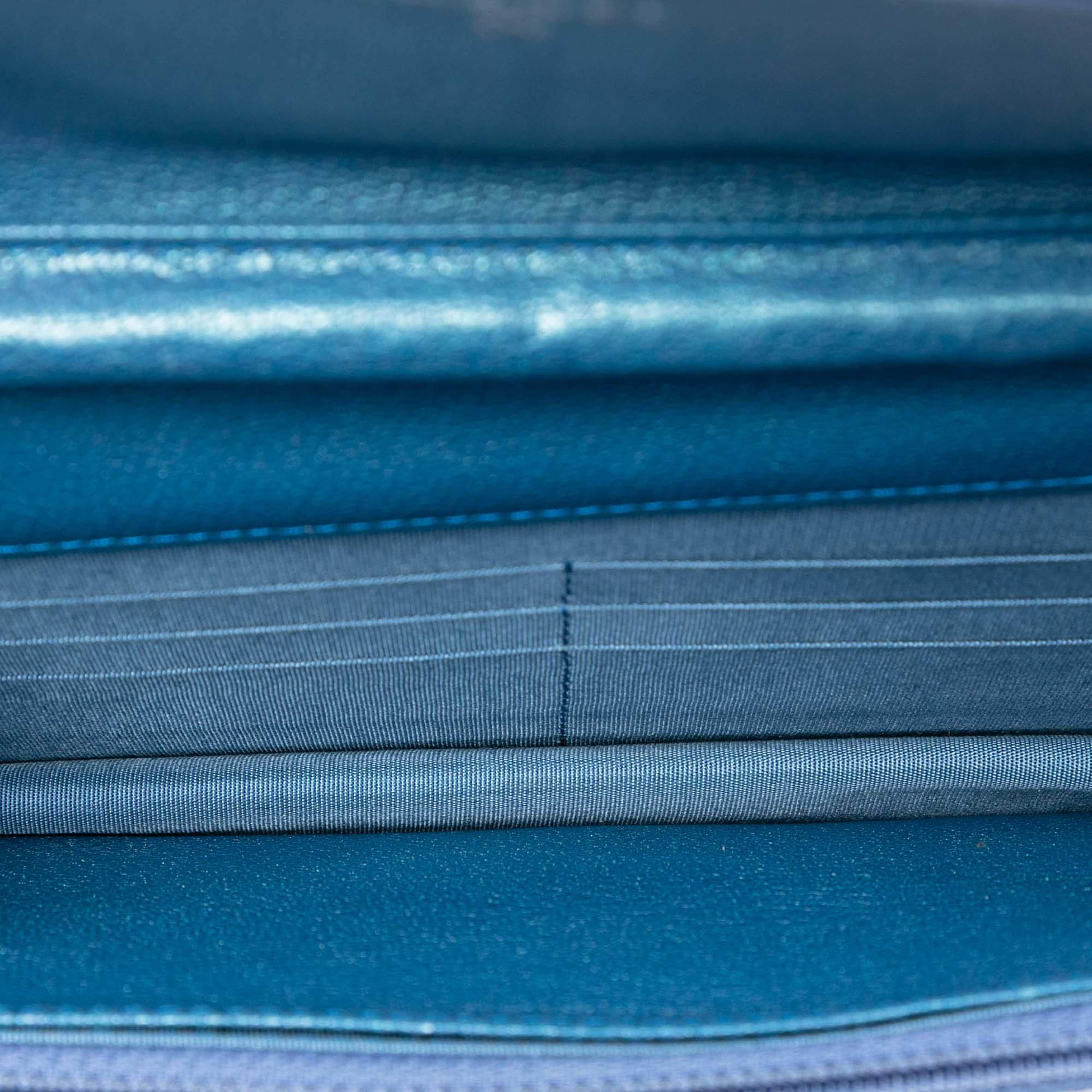 Chanel Quilted Calfskin Boy Wallet On Chain, från Luxclusif, i färgen blue. Klicka för att öppna bilden i stort format