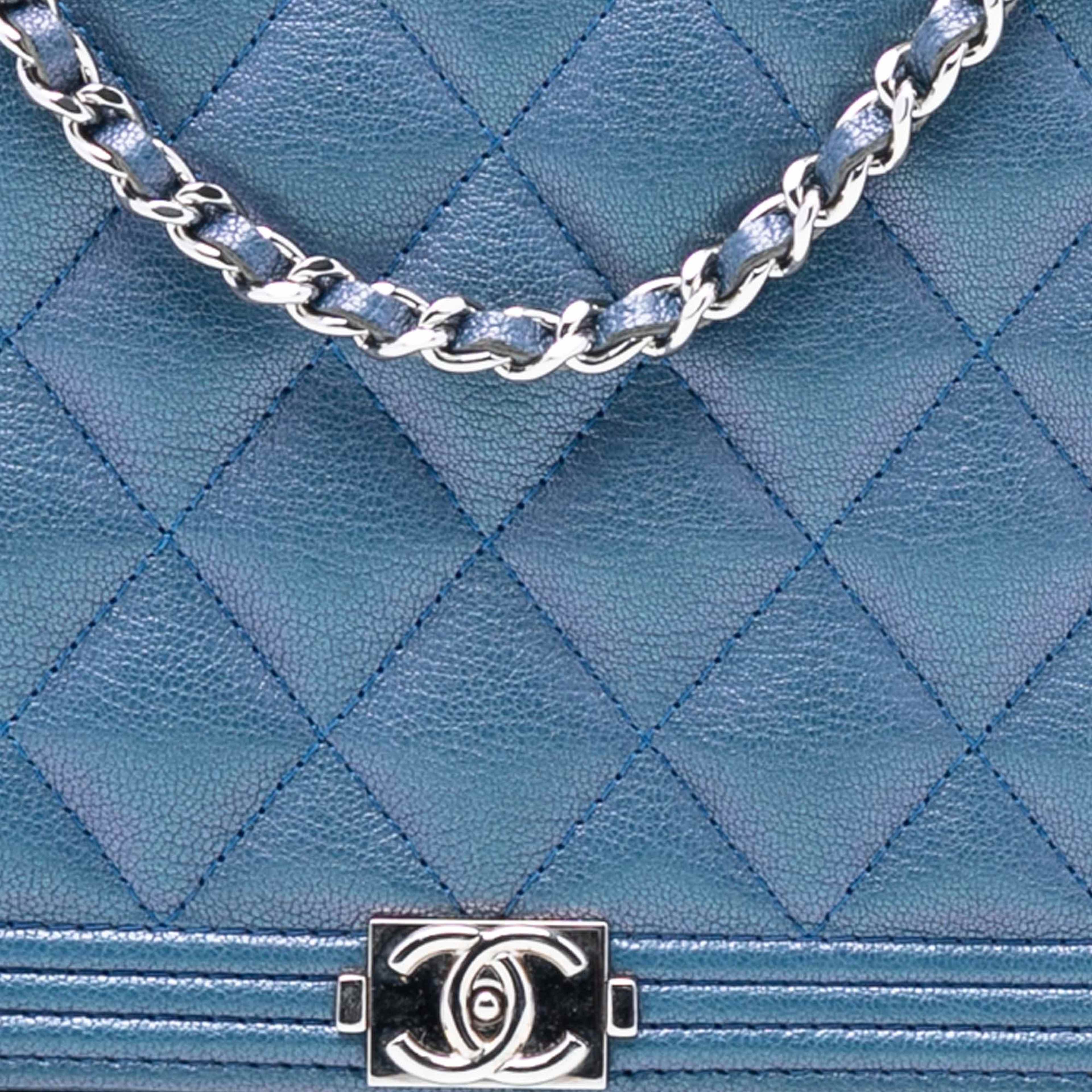 Chanel Quilted Calfskin Boy Wallet On Chain, från Luxclusif, i färgen blue. Klicka för att öppna bilden i stort format